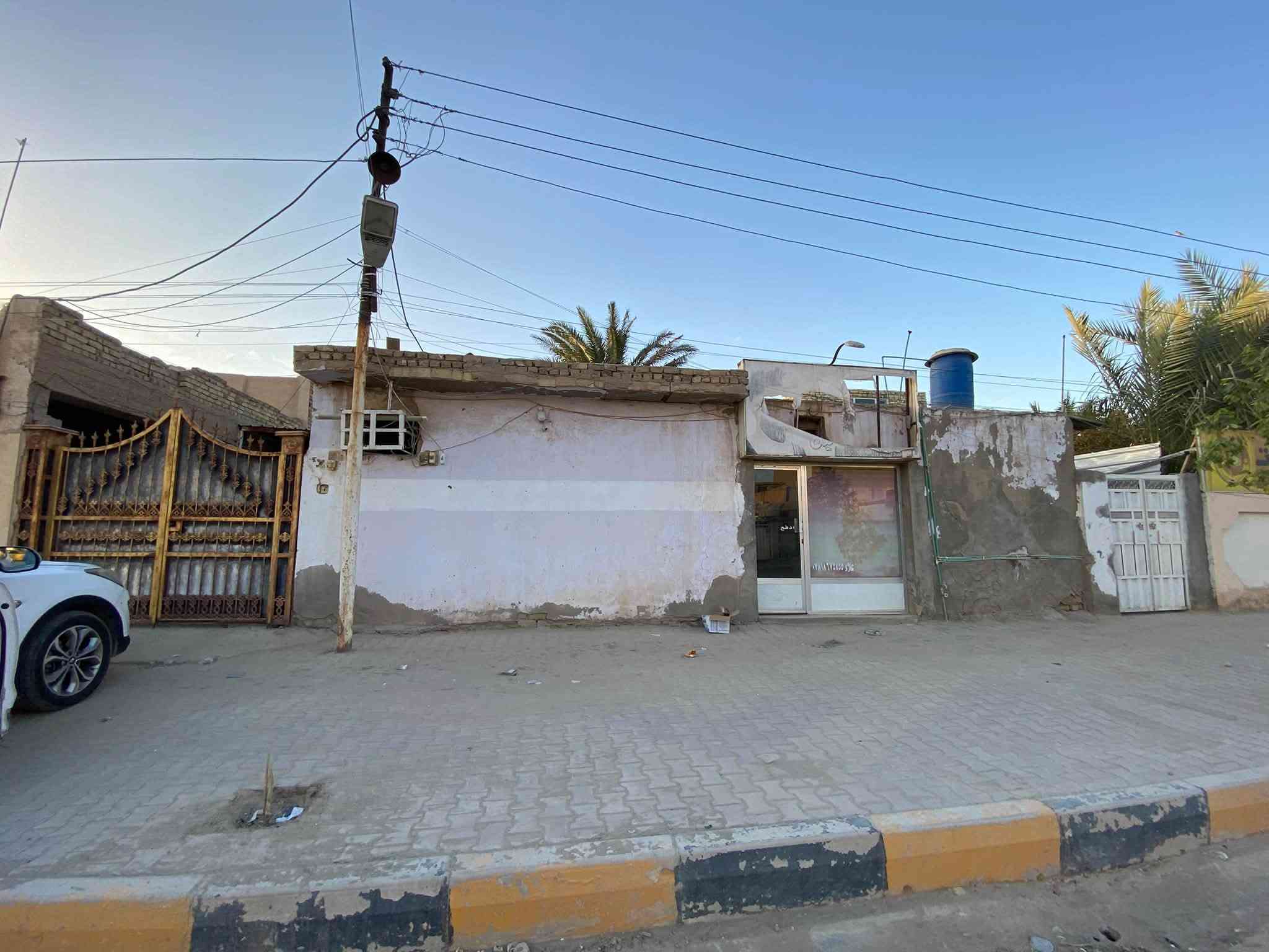 سلام عليكم بيت البيع بحي الوائلي شارع النسيج بيت 🏠 مساحته 480متر
واجهيت البيت 16 متر 
نزال البيت 30 
يحتوي البيت 
1غرفه 6x3/5
2غزفه5x3/5
3غرفه4x3/5
4غرفه4x3/5
المطبخ 4x3/5
البراني 6x5
صاله عائليه 6x5
الكراج البيت 🏠 13مت
سعر البيت $500 وبي مجال بصيط 
لاستفسار عله الرقم *********** وبي وتساب
