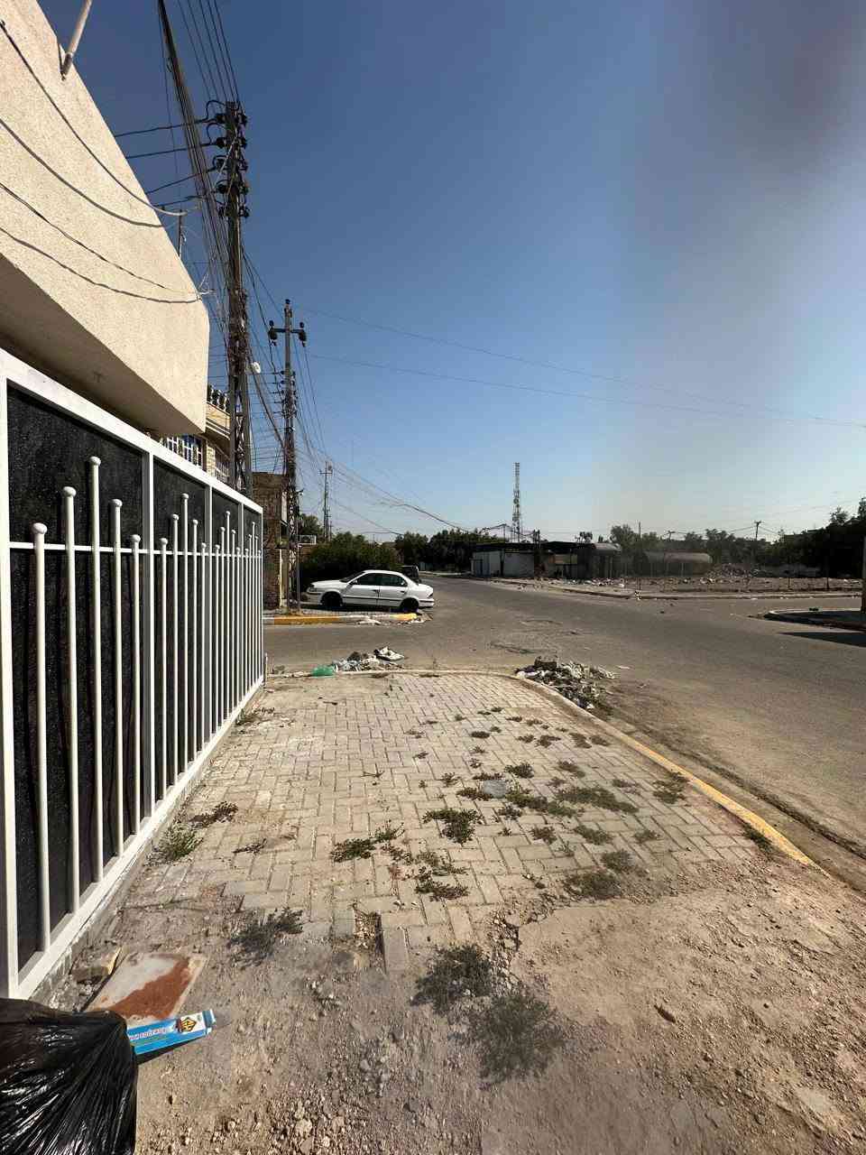 دار للبيع مساحه ٧٥متر واقع حال ٨٠متر البيت ركن على شارع عريض مقابل مدرسه احمد راضي قرب مستشفى التركي وجامع الشهيد رائد السعر ٦٠وبي مجال للاستفسار الاتصال على الرقم يوجد واتساب ***********
