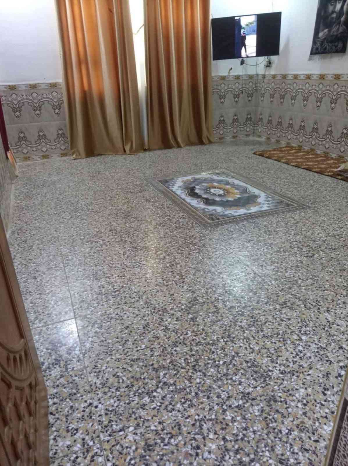 سلام عليكم بيت للبيع مساحه 250 يحتوي عله غرفتين نوم وصاله وكندور ومساحه داير البيت قرب جسر بته قريه جمجمه مقابيل الجبل سند 25 الاستفسار تصال ***********
