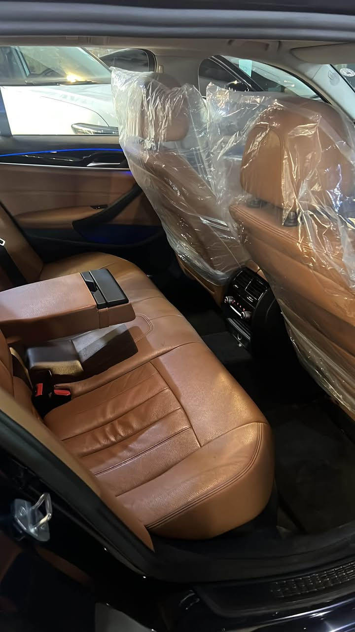 السلام عليكم للبيع BMWموديل 2019 520i ستيشن وليس صندوك السياره ماشية 190 ميل سياره علة وضع الشركة كلين تايتل بدون قطرة صبغ سونار موجود خاص ودلل بيه فقط بارد بالهلال شوية الأمامي مال سايق والخلفي علة كد إصبعين ا بإصبعين سياره تبريد منفصل معروف مال بي ام حماوة ابد ماكو السياره مال جناي مو بياع شراي سنوية باسمي رقم أربيل تحويل ثاني يوم  تاخذه تترحملي العمر كله السعر 145 وبيه مجال للشراي والجاد العنوان بغداد المنصور *********** متوازي عالبيع بسبب ظروف

