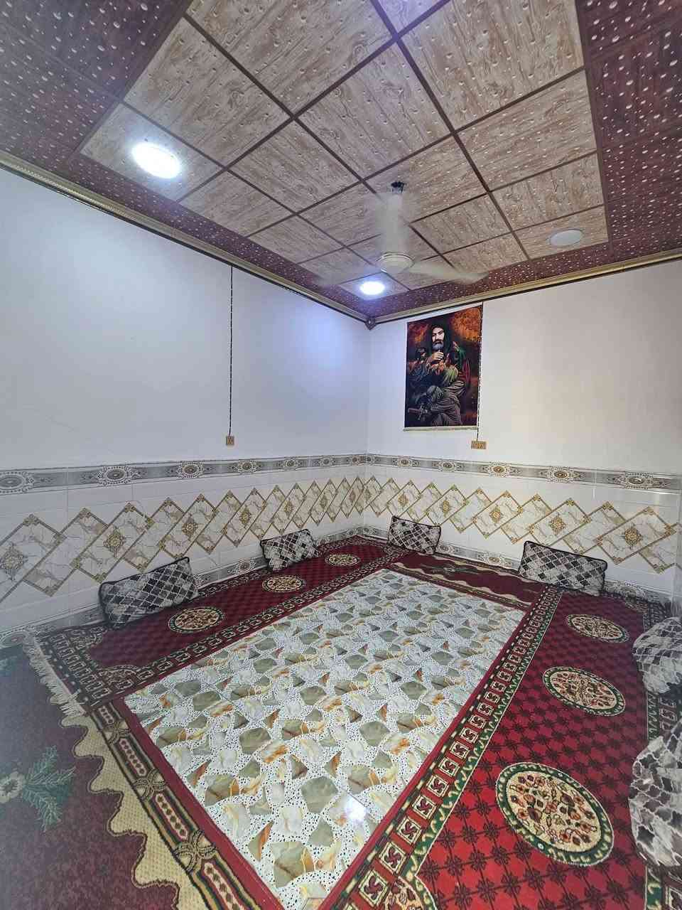 سلام عليكم بيت للبيع مساحه ١٠٠ متر طوالي يحتوي على مضيف مطبخ صاله غرفه
بيت نزاله ٢٠ واجهيه ٥ اساس حجر بلوك وسقف صب كونكريت بنيان ٢٤_ ٢٥ عنونه خلف محطه الثناء المشيده شارعه تبليط قريب عل شارع العام __سعر ٢٩ وبي مجال لاستفسار ***********
