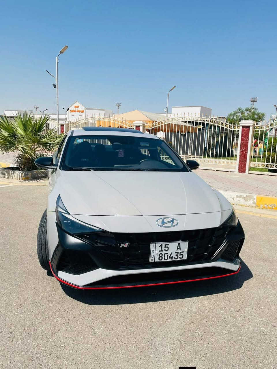 إلنترا N موديل 2022 (وارد أمريكي) لون اسمنتي حادثها بجم
تبديل بنيد +جاملغ امامي بارد راجع✓   

: السيارة بحالة جيده جدا ، كير ومحرك وتبريد وكهرائيات كلها بشرط الفحص.

 

 رقم أنبار معواقين✓

المواصفات 

سيارة رياضية فول أوبشن أعلى فئة، أداء وقوة وتصميم يخبل، 

المواصفات والأداء (المحرك والكركسون):

 المحرك: 2.0 توربو يولد 276 حصان (ومع زر الـ NGS ينطيك 286 حصان لعدة ثوانٍ للتجاوز والتسارع).

 الكير: أوتوماتيك دبل كلتش (DCT) 8 نمر مع بدلات شفتات خلف الاستيرن (Paddle Shifters).

 صوت الأكزوزت: صوان أصلية من الشركة مع صمام متغيّر (Variable Exhaust) ينطيك نغمة وصوت رياضي طربي أصل بدون أي تعديل.

 أنظمة القيادة: وضعيات متعددة (Eco, Normal, Sport, N Mode, Custom) تتحكم بحدّة الكير، الاستيرن، صوت الأكزوزت، وصلاوة التعليق (الشووزات).

الشكل الخارجي:

 البدن: كيت N الرياضي الكامل مع خطوط حمرة داير ما داير السيارة، وناشر خلفي (Diffuser).

 الجناح: جناح خلفي رياضي أصل باللون الأسود المطفأ.

 الإضاءة: فول LED أمامي وخلفي مع المسطرة المضيئة بالخلف.

الداخلية والراحة:

 الكشنات: كشنات رياضية حضن (Bucket Seats) جلد وشامواه (Alcantara) راقي مع شعار N يضوي بالكرسي.

 الاستيرن: استيرن D-Cut جلد رياضي مع أزرار التحكم بوضعيات الـ N ومثبت سرعة.

 الشاشات:

 شاشة عدادات ديجيتال كاملة 10.25 أنش بتصميم N المخصص.

 شاشة لمس مركزية 10.25 أنش تدعم Apple CarPlay و Android Auto.

 النظام الصوتي: سماعات Bose أصلية بنقاء صوت عالي جداً.

أنظمة الأمان والرادارات (وارد أمريكي):

 رادار أمامي للتحذير ومنع الاصطدام.

 نظام تحديد والحفاظ على المسار (Lane Keep Assist).

 نظام كشف النقاط الميتة بالمرايات.

 كاميرا خلفية مع حساسات.

سعرها 133$ ورقه وبيها مجال بسيط
***********
