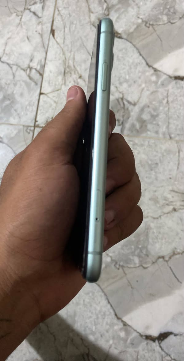 ايفون 11 عادي  لا وشاشه ولا بطاريه مبدل سعره 150 وبي مجال قليل الحسينيه الراشدين***********
