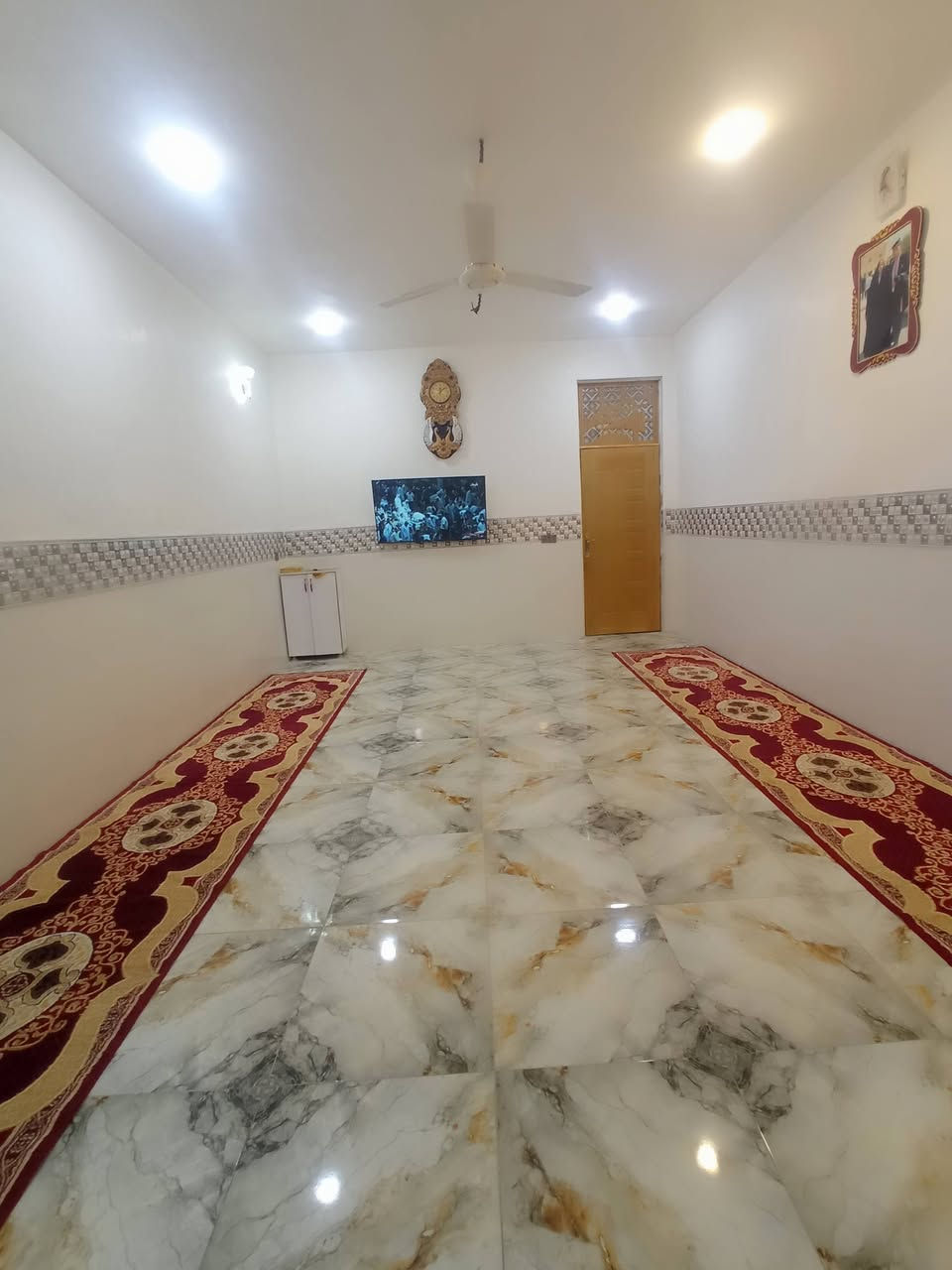 اللهم صل على محمد وآل محمد 
🏤 بيت للبيع 300 متر طابو زراعي سند 25 ركن على 3 شوارع عرض الشاعر امام البيت 8 متر  المعارة ثالث بيت عن التبليط خلف بيت ابو احمد كاظم عواد المقابيل الصيدليه كافة الخدمات ماء آبي بالباب كهرباء 3 فيز جيران درة من الله تفاصيل ...
بناء طابوك درجى اولى
السطح صب كونكريت مركزي
تأسيس ماء + كهرباء + مجاري درجى اولى   بيت يحتوي على
🏨 2 غرفتين / 5في4
🏨 استقبال /7 ونص في 5
🏨 صالة/ 4 في 9
🏨 مطبخ /7 ونص في 5
🏨 منور داخلي 1 ونص في 4
🏨 منور عالمطبخ 5 في 1
🏨 بيتونه عالكبر الصالة 9 في 4
🏨 صحيات خارجيه 1 ونص في 1 ونص
🏨 كراج سياره 4 ونص في 9
🏨 حديقه 🏝️🛣️5 ونص في 8 
🏨 البيت متعوب عليي عمل درجه اولئ مرتفع من الشارع للاستفسار الاتصال 
***********
  واتساب
