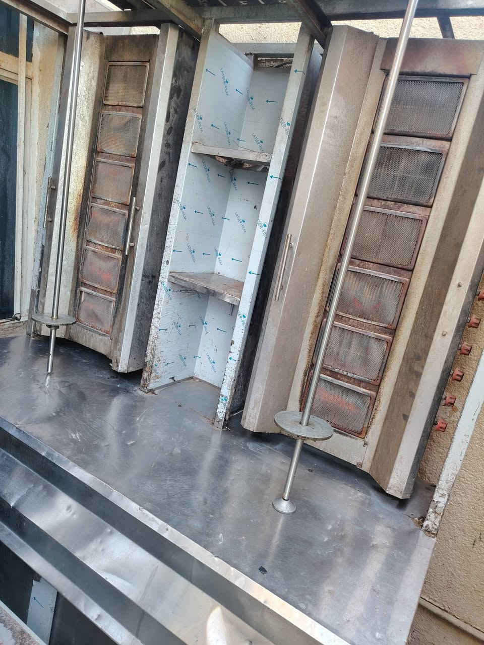 غراض مطعم كامل بيع مفرد او شلع المكان ميسان ***********
