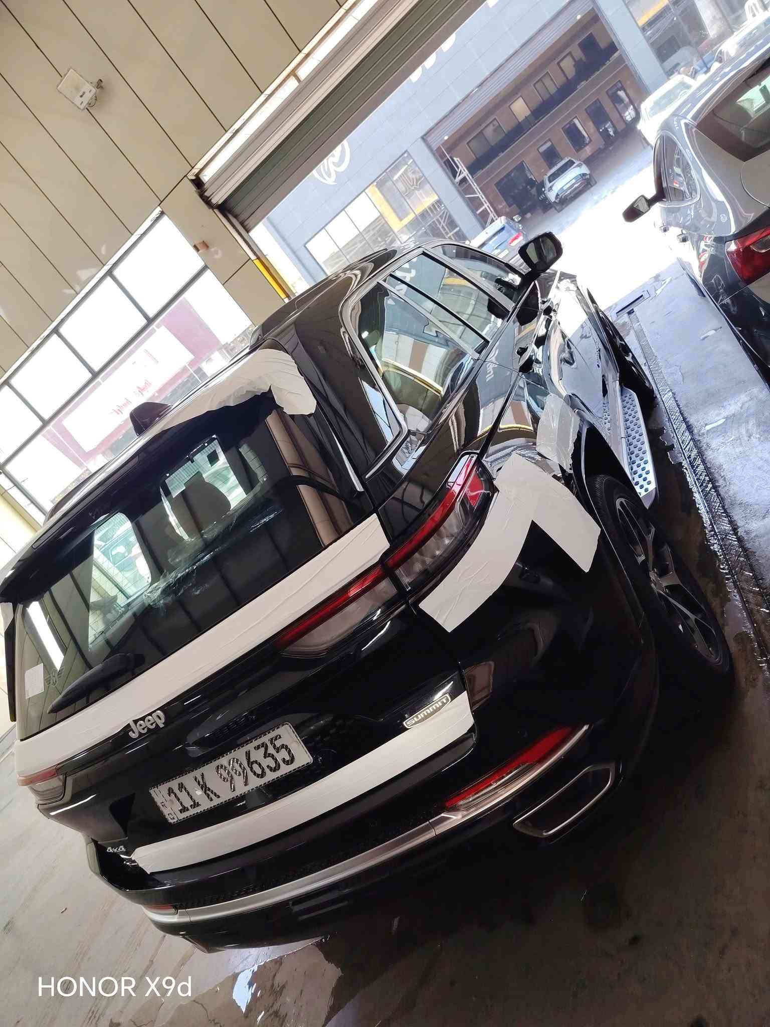 جيب سومت( وكاله هارلم) 
الموديل: 2025 (خليجي)
العداد: ٧٠٠٠ فقط
المحرك: 3.6 لتر 6 أسطوانات (V6) 
القوة الحصانية: 293
عزم الدوران (نيوتن-م): 352
نظام الدفع: رباعي 4X4 متطور
ناقل الحركة: اوتوماتيك 8 سرعات 
الضمان 3 سنوات أو 60،000 كم (ايهما أولاً)

المواصفات:
*نظام التعليق الهوائي (جكات)
*فتحة سقف بانوراما 
*الصندوق كهربائي بخاصية الفتح باستشعار القدم
*ويل قياس 21 انج
*داتا شو
*كاميرا رؤية ليلية
* شاشة عرض للراكب بقياس 10.1 انج
*شاشة التحكم الرئيسية لمس بنظام Uconnect 5 بقياس 10.1 انج مع نظام ملاحة
*شاشة القيادة الرقمية بقياس 10.25 انج
*رادار تفاعلي مع خاصية التوقف والانطلاق
*نقطة عمياء
*تحذير الخروج عن المسار
*نظام المحافظة على البقاء فى المسار
*نظام التعرف على اشارات المرور
*خاصية المساعدة على التوجية فى التقاطعات لتفادى الحوادث
*حساسات امامية وخلفية
*كاميرات 360 للرؤية المحيطية
*المرآة الداخلية مزودة بشاشة لعرض الكاميرا الخلفية
*مانع تصادم امامي وخلفي
*نظام القيادة شبه الذاتية
*مقصورة الركاب من الجلد الفاخر
*المقاعد الأمامية تدليك (مساج) 
*المقاعد الامامية والخلفية مبردة ومدفئة
*المقاعد الأمامية كهربائية وذاكرة
*ستائر لنوافذ للصف الثاني 
* انارة محيطية متعددة الالوان
*ابل كار بلاى و اندرويد اوتو لاسلكي
* نظام صوتي فاخر 19 سماعات من ماكنتوش
* نظام اوامر وتحكم صوتي
*دخول ذكي (بصمة) للابواب الاربعة والصندوق
*نظام التشغيل عن بُعد
*مصابيح أمامية أوتوماتيكية مع مصابيح نهارية وكشافات ضباب LED 
*نظام التحكم التلقائي في الضوء العالى
*دواسات جانبية
*مرايا خارجية قابلة للطي كهربائيًا مدفئة
*ماسحات زجاج أمامي حساسة للمطر
*شاحن هاتف لاسلكي
*انماط قيادة متعددة 
*وسائد هوائية أمامية وجانبية وخلفية.
رقم بغداد
للتصا***********
مكان سياره بغداد معارض البياع

نص مكتوب في الصور:
- HONOR X9d