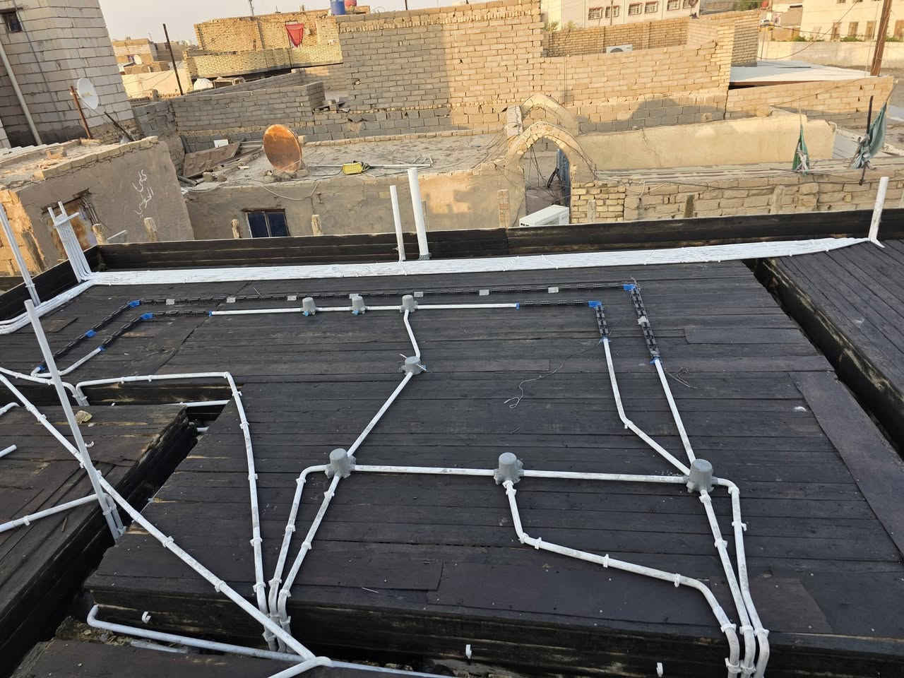 آللهم صلي على محمد وآل محمد 
السلام عليكم ...
جانب من نشر انابيب الكهرباء حيث تضمن العمل 
1/ نشر الإنارة 
2/ تصميم وتنفيذ السبالت و فضلات الماء 
3/عمل النزالات  باحترافيه ودقه
4/مد انابيب التغذيات من البنل الخارجي الى البدي سيركت
5/ عمل منظومه الكامرات للطابقين
6/ عمل تغذيات النت و الطاقه الشمسيه
..
تريد تأمن على عقارك اختار كادر أبو الاكبر 
عبدالله للتاسيسات الصحيه والكهربائيه 
***********
ذي قار _الناصريه _الغراف
