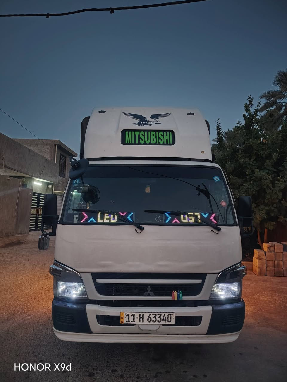 بسم الله الرحمن الرحيم
للبيع ميتسوبيشي كانتر فوسو (Mitsubishi Fuso) موديل 2020، نظيفة جداً وجاهزة للشغل فوراً بدون أي مصاريف.
​🔹 المواصفات والتفاصيل:
• الموديل: 2020
 مكفولة كفالة عامة (شاصي، محرك، كير، صبغ) – ما عدا طخة بسيطة بباب السكن ع كد شبر ومصلحة (بشرط الفحص أينما تحب)
• تخم تاير جديد ياباني أصلي (برجستون / Bridgestone)
•  ويل كب كروم طخم
• تبريد ثلج شغال 100%
• الرقم: بغداد حرف إنجليزي
•  جاهزة للعمل المباشر بدون أي نقص
• ملاحظة: الكاسحة مو ويا السيارة (تعود لصديق وتتنزل قبل البيع)
​📍 المكان: بغداد – الطارمية
💵 السعر: 240 ورقة (وبيه مجال بسيط للطيبين)
​📞 للتواصل والاستفسار:
• رقم الهاتف / واتساب: ***********

نص مكتوب في الصور:
- HONOR X9d