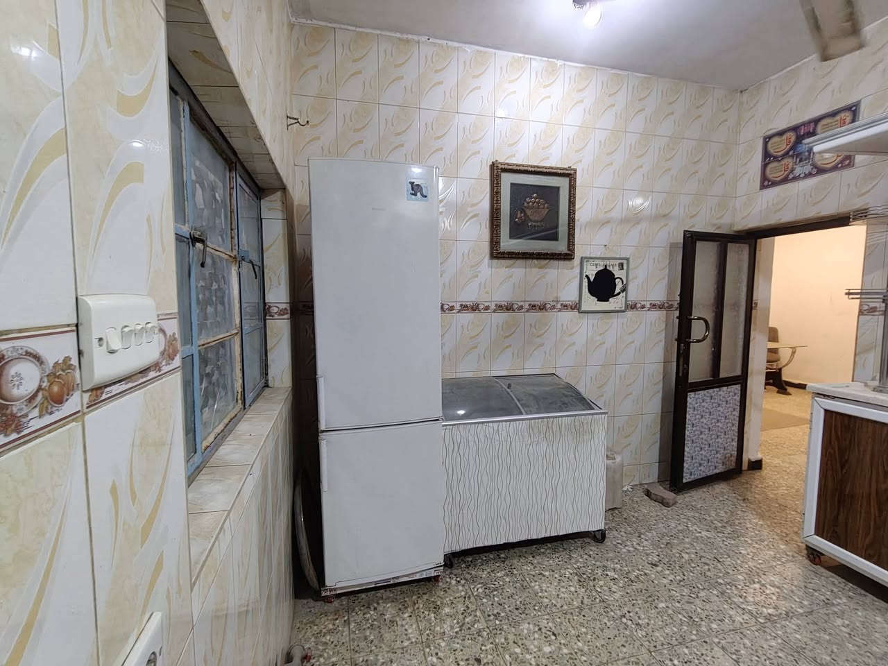 بيت بحي الحسين يحتوي 4 غرف وصاله وبراني مؤثث وبي سبالت وكاونتر وثلاجه ايجاره 750 
التواصل ***********
