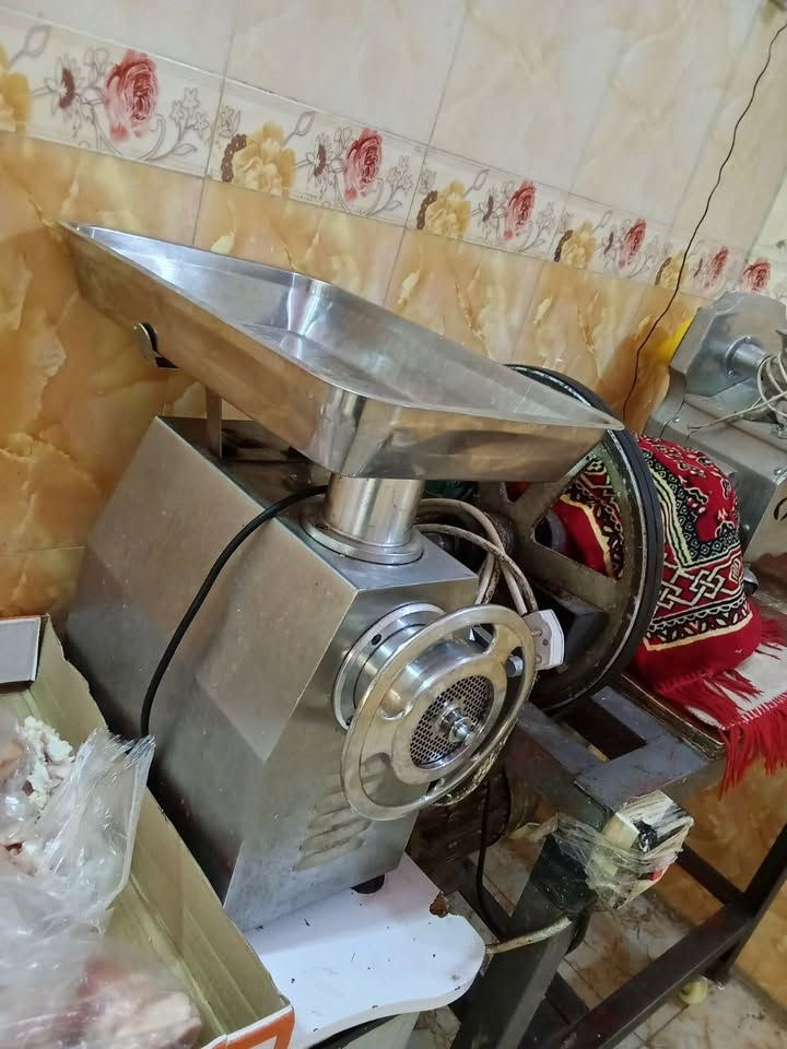 مكينه لحم حجم ٣٢باب اول  مشتريها ٧٠٠رايده ٥٠٠بي مجال بعده جديد ***********
