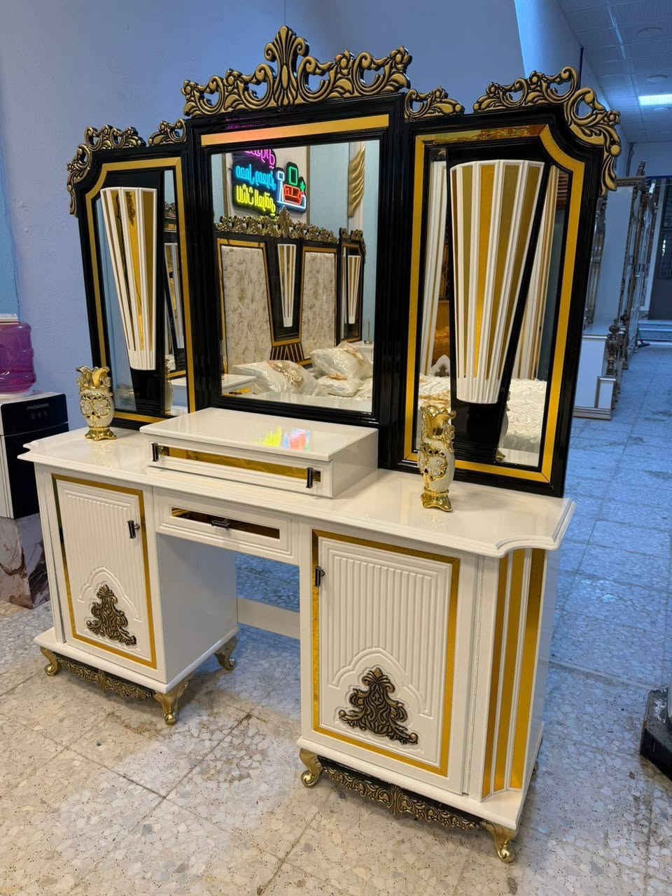 موديل 🪄 الثريا 🪄  ابيض تطعيم باللون الاسود

السعر 3 ملايين  و400  الف  فقط💵

غرفة 6 ابواب ملحق داخلي

تتكون من 9 قطعة

الوجه  12 ملم MDF 

الظهر چرچوبة شد براغي

الداخل صاج طبيعي بلوك بورد قواطع المجرات 

عرض السرير 160العرض في 200 الطول

شازلون اضافي

ارتفاع الكنتور 265 سم

عرض الكنتور 340سم

عرض زاوية الملابس 120سم

يعني الكنتور وزاوية الملابس ضلع كامل 460سم

السعر 3 ملايين و400 الف دينار فقط
معمل ومعرض الفتلاوي للأثاث العراقي

‏العنوان محافظة بغداد / بغداد الجديده خلف جامع السامرائي 

الاتصال او الحجز 📞📞***********
‏التوصيل 🚛🚛والشد🧰🧰 مجاني إلى جميع محافظات العراق

