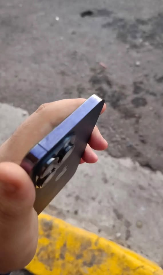 ايفون 14 برو ماكس شرق اوسط 
ذاكره ٢٥٦ 
نموذج M
كارتونته موجوده 
لجهاز حيل نضيف
بطاريه ١٠٠ مبدله احسن نوعيه 
بس لشاشه بيها فطور خفيفه وما ماثره عله كلشي 
مكاني بغداد 
واتساب/***********
لسعر 680 وبيه مجال
