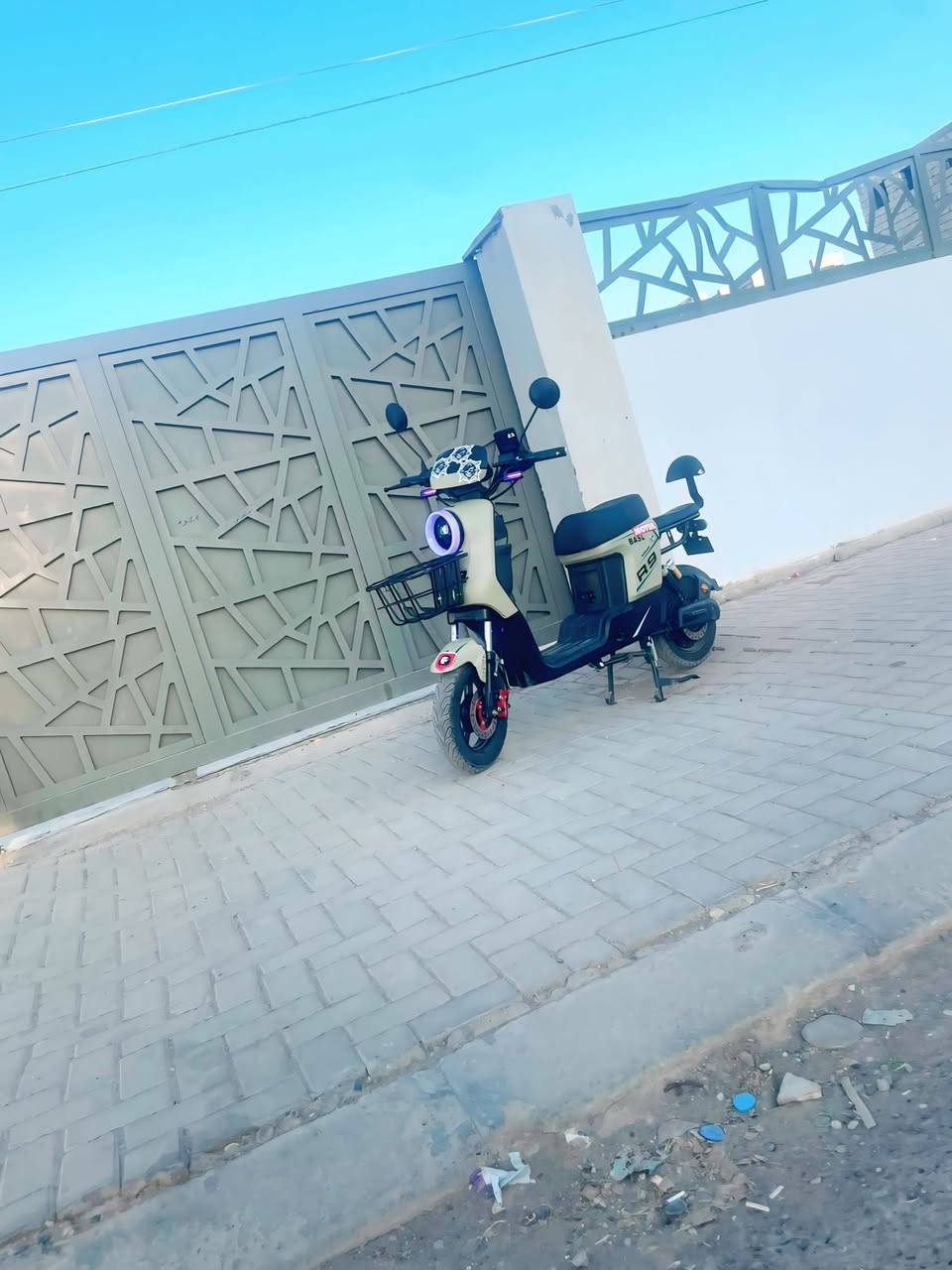 سلام عليكم دراجه شحن للبيع السعر 550و بي مجال حجم البطاريات 32انبير R9السرعه109 ***********
