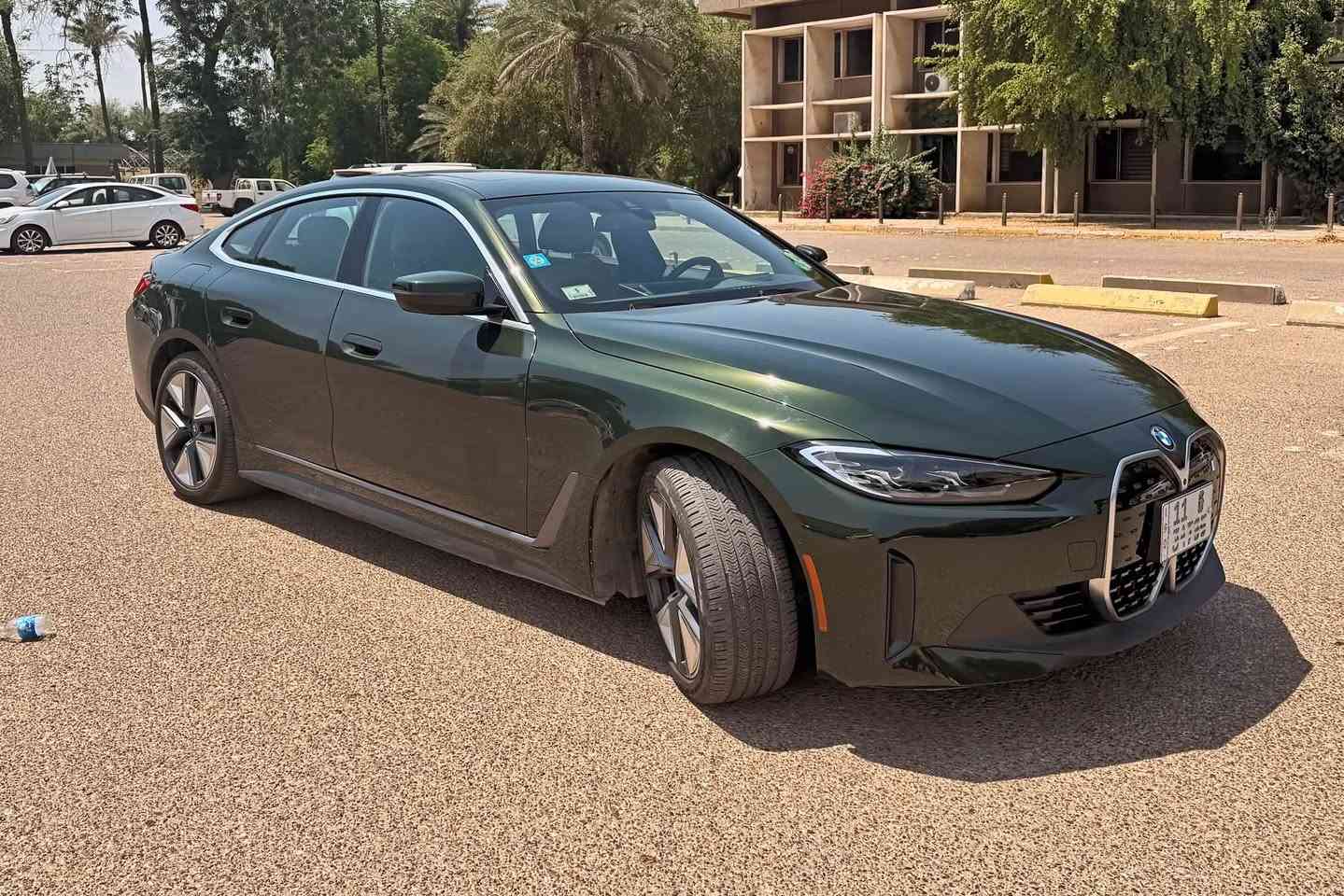 🔋 BMW i4 eDrive40 موديل 2024 – كهرباء بالكامل ⚡️

📍 بغداد – العامرية | رقم بغداد
🇺🇸 وارد أمريكي | 🟢 لون أخضر | 🛣 الممشى 15 ألف ميل
البجم كبس ممفتوح ولا برغي
━━━━━━━━━━━━━━
🔋 البطارية والأداء
• بطارية كبيرة 84 كيلو واط/ساعة (مو 67)
• الشحنة الوحدة تمشي 400 – 450 كم حقيقي
• محرك كهربائي – تسارع قوي من 0 – 100 كم/س

━━━━━━━━━━━━━━
🛡 الأمان ومساعدة السائق
• كاميرا 360 درجة
• حساسات أمامية وخلفية
• رادارات أمامية وجانبية
• ركن ذاتي (أمامي وخلفي)
• تنبيه تصادم للسيارات والأشخاص
• مثبت ومحدد سرعة
• تنبيه الخروج من المسار

━━━━━━━━━━━━━━
💡 الفخامة والراحة
• فتحة سقف بانوراما
• لايتات أمامية متحركة Adaptive LED
• مقاعد كهربائية مع تسخين
• تسخين المقود
• تشغيل التبريد تلقائياً بالوقت اللي تحدده، تطلع للسيارة وهي باردة

━━━━━━━━━━━━━━
📱 النظام الترفيهي
• نظام iDrive 8، أحدث نظام من BMW
• أوامر صوتية
• عرض خريطة Waze على الشاشة اللي قدام السائق

━━━━━━━━━━━━━━
⚠️ الحادث (بكل صراحة ووضوح)
• ضربة بالأبواب الجانبية جهة الراكب (عكس السائق)
• تبدلت الأبواب بأبواب أصلية وكالة
• تبدلت الإيرباكات الجانبية (البردة) فقط، بإيرباكات أصلية وكالة
• باقي السيارة سليمة

━━━━━━━━━━━━━━
✨ السيارة جديدة جداً ونظيفة وما تحتاج أي شي

💰 السعر: ______
📞 للتواصل: ***********
