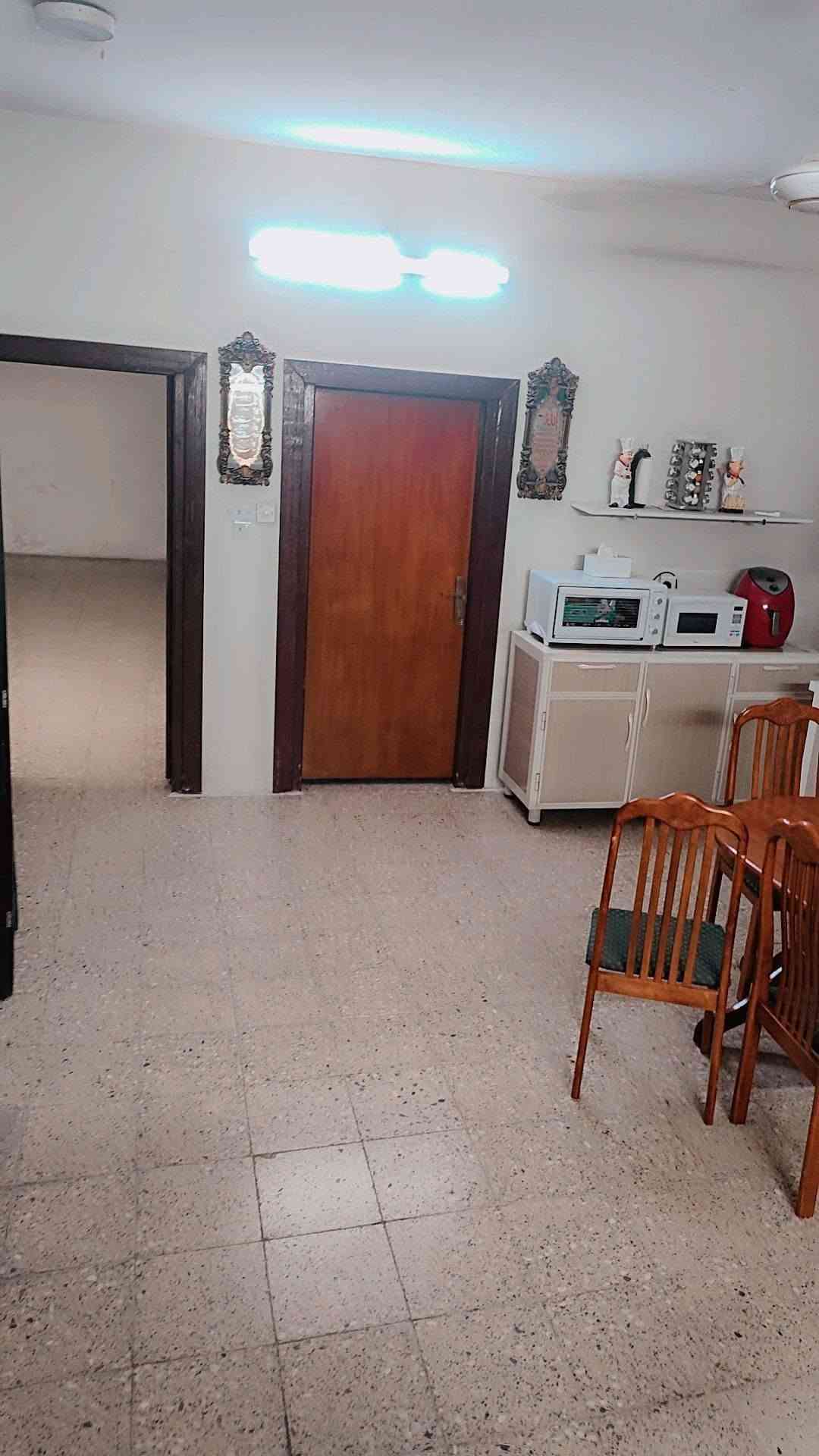 👋 سلام عليكم 👋
---------------

🔴 دار 🏠 للبيع 🔴

---------------

🔴 مكان / بغداد / الشعب / شارع الصحه مقابيل جامع ( قباء ) سابقا ( الامام الحسن ) حالياً 

---------------

🔴 نوع العقار 🔴 ملك صرف

---------------      -----------

🔴 المسـاحه 📐    269 متر 

🔵الواجه 8   متر وشويه 

🔵 النزال 33 متر  

---------------

🔴 مواصفات البناء 🔴

🔵 بناء طابقين 🔵

---------------

🟡 الطابق الارضي 🟡

🟡 طرمه تستوعب سياراين 🚗 بجانبها حديقه بنفس المساحه 

🟡 مطبخ 🍽️ + مخزن 🧺

🟡 استقبال ضيوف 🤝

🟡 صاله ( هول ) 🛋️📺

🟡 غرف نوم 🛌 عدد 2 

🟡 صحيات 🚾 عدد 2 +🚿 حمام🛁 + غرفه غساله 

🟡 منور ( ترك ) عدد 2 

---------------

🟣 الطابق الاول 🟣

---------------

🟣صاله ( هول ) 🛋️

🟣 غرف نوم 🛌 عدد 2

🟣 صحيات 🚽 حمام 🛁 مزدوج

---------------

⚫ سطح عدد 2 ناصي او عالي 

---------------

👁️‍🗨️ ملاحظه 🔴 كل👆 المذكور فوك مساحات واسعه 

---------------

🔴 للاستفسار اكثر 🔴

---------------

 *********** 

📞 بي واتس آب 📱

---------------

السعر 350 وبي مجال للشراي
