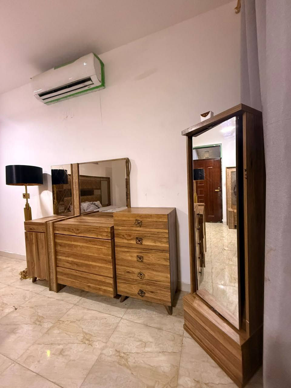 للبيع غرفة نوم مودرن كاملة وراقية، بلون بني دافئ وتصميم عصري يجمع بين جمال الخشب والمرايا. ✅ محتويات الغرفة:
سرير مزدوج بحجم كبير مع مسند رأس مبطن مريح.
كنبة انتظار (بنش) أمام السرير بلون متناسق.
خزانة ملابس (كنتور) كبيرة بباب سحاب ومرايا لزيادة الاتساع.
تسريحة (ميز تواليت) بأدراج واسعة ومرآة
. *مجرات جانبيه *مرأة دواره 🪵 ا
°ملاحظه: المراية مال الكنار بيها فطر بسيط
لخامة: خشب عالي الجودة وبحالة ممتازة واستعمال نظيف 🎨 اللون: بني عصري يناسب مختلف الديكورات. السعر 900الف د.ع. والسعر قابل لتفاوض لتواصل *********** #أثاث_مستعمل #غرف_نوم_مودرن #للبيع_بغداد #ديكورات_داخلية #عفش_بيت #مودرن #غرفة_نوم_بنية
