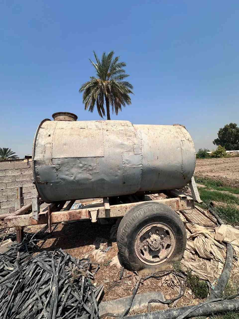 السلام عليكم اخوان  مقطوره للبيع شاصي بلادي شي مرتب وراقي سعه ٣٠٠٠ لتر 
***********
سعرها مرتب

