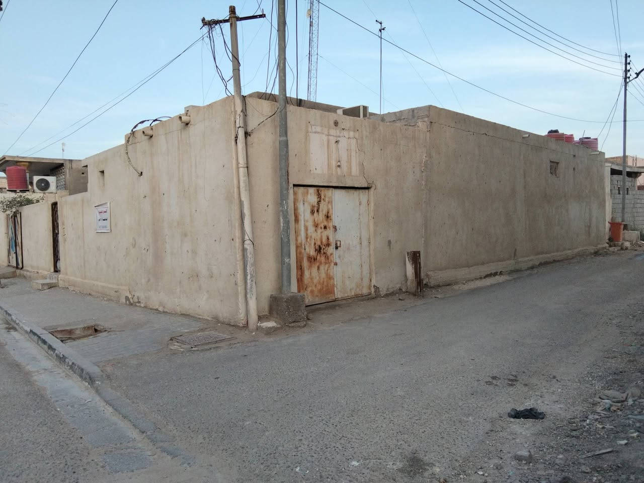 دار للبيع
طابو ملك صرف ركن 
المساحة 450 متر مربع 
يحتوي على مشتمل بناء حديث 
العنوان الدير / المركز  قريب على شارع بغداد 
السعر 185 مليون 
***********
