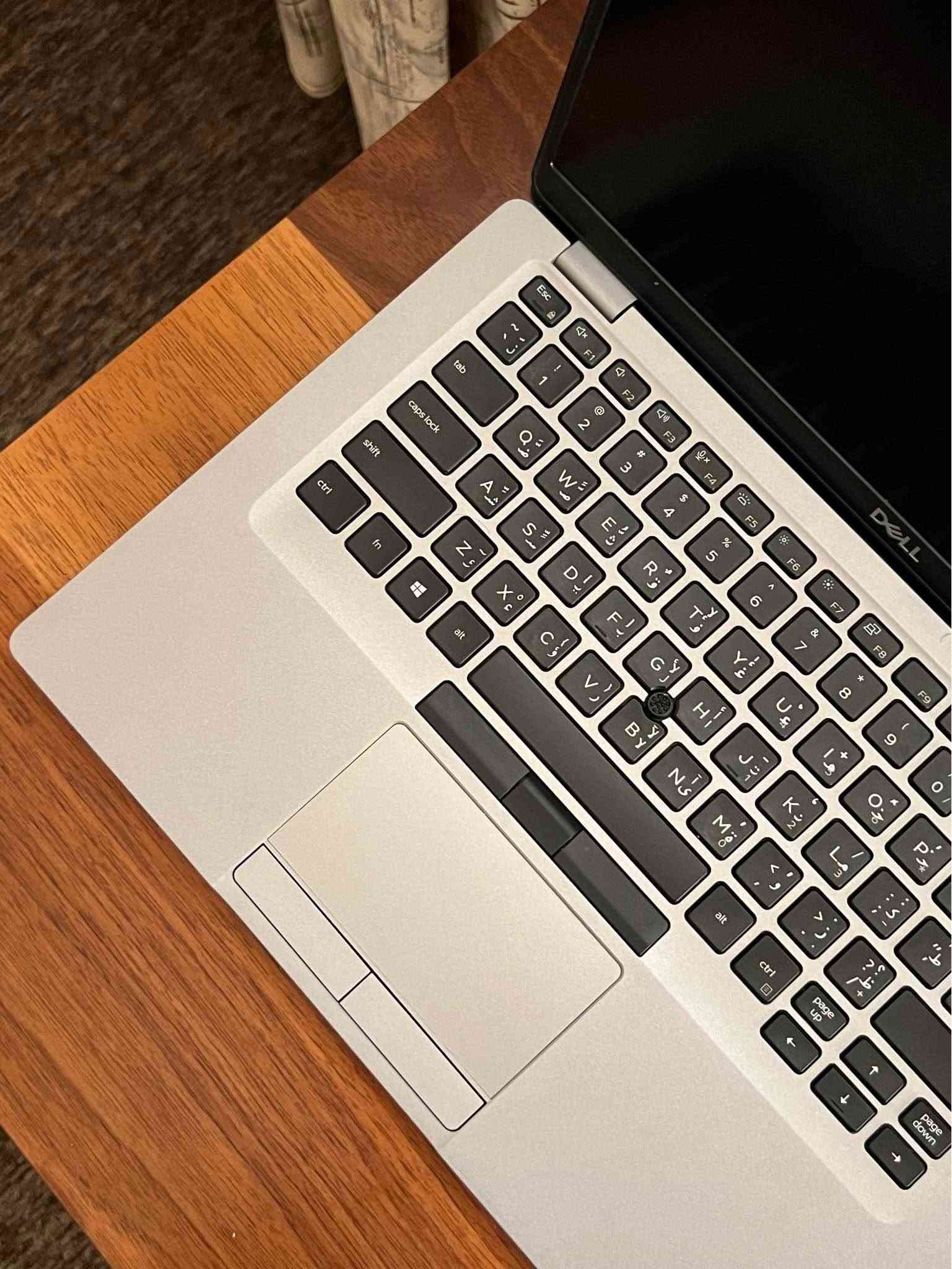 لابتوب DELL جيل عاشر للبيع .

اللابتوب مفول مواصفات
الجيل مالته حديث ( الجيل العاشر ) 
تصميم سلم ووزنه خفيف
 كيبورد ضوئي
اللابتوب جدا نضيف وادائة قوي وممتاز يفيد الي عنده دراسة او العاب متوسطة او غيرها من الاستعمالات .

المواصفات :
المعالج intel core i5
الجيل : العاشر (10TH)
كرت الشاشة : INTEL UHD GRAPHICS  
الشاشة : فول اچ دي (FHD) حجم 14.3 دقتها والالوان جدا واضحه وتشغل 4K بالمشاهدة .
الرام : 8GB نوع DDR4 فدشي راقي .
الذاكرة : 256GB ssd M.2 
كيبورد عربي انكليزي ليزري ضوئي .
كيبورد ميكانيكي .
سماعات ستيريو .
كامرة امامية واضحه
بطارية اللابتوب ليثيوم تطول فوگ ال 4 
ساعات ب الاستعمال المكثف .

المنافذ :
 منفذ الشحن
منفذ تايب سي للشحن ولنقل البيانات
منافذ USB 
منفذ Hdmi
منفذ سماعات
منفذ LAN
وغيرهن بعد.

المميزات:
 
اللابتوب نضافته كلش حلوه ماصارلي فتره من ماخذه .
منصب عليه وندوز 11 برو مفعل مدى الحياة.
منصب عليه اوفس مفعل مدى الحياة .
كيبورد عربي انكليزي ليزري.
كامرة امامية جدا واضحه.
غالق كاميرا سلايد .

الملحقات:
ملحقاته كلها موجودة واصليه
كيبل اصلي.
شاحنة اللابتوب الاصليه  .
جنطة لابتوب مرتبه هم بعدهي جديده غير مستخدمه .

منصب عليه وندوز 11 برو مفعل مدى الحياة وحزمه الاوفس كامله كذلك مفعلة مدى الحياة .

اللابتوب كلش نضيف ومواصفاته قويه ومحترمه وتصميمه كلش مرتب . ومابي أي نقص كيبورد سماعات انترنت شاشة كامرة كله شغال وممتاز وماب اي نقص من اي ناحية .
وكلشي بي بعده جديد ونضيف مثل ماموضح.

السعر : 340 الف وبي مجال جدا قليل .

مكاني النجف والي يريده توصيل هم موجود ان شاء الله .

*********** بي واتساب

(لابتوب للبيع النجف بغداد الانبار البصرة حاسبة محمولة منضدية دل dell pc laptops laptop computer ) بغداد, العراق
