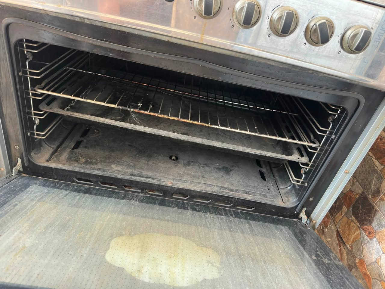 طباخ و سخان للبيع مابيهن شي نضاف الطباخ بي عين مسدودة لان متروك بس يتنضف يرجع رايدهن ب 325 تواصل واتساب مكانهن النجف حي القادسية***********
