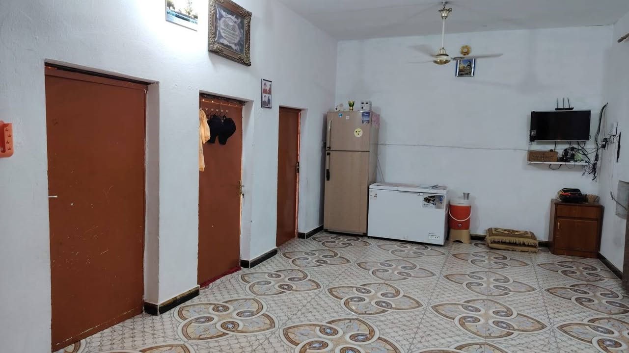 بيت في حي الزهراء للبيع
مع سبالت ثلاث بحالة جيدة
ومعرض مطبخ
المساحة ٢٠٠ م
 قريب على الشارع الصب 
غرقتين استقبال صالة 
يحتوي على كراج يسع لسيارتين
 مع محل داخل البيت يعمل حالياً  تأسيسات كهربائبة وانشائية
كافة الخدمات ماء كهرباء شارع سبيس
مجاري صب
للأستفسار : ***********
