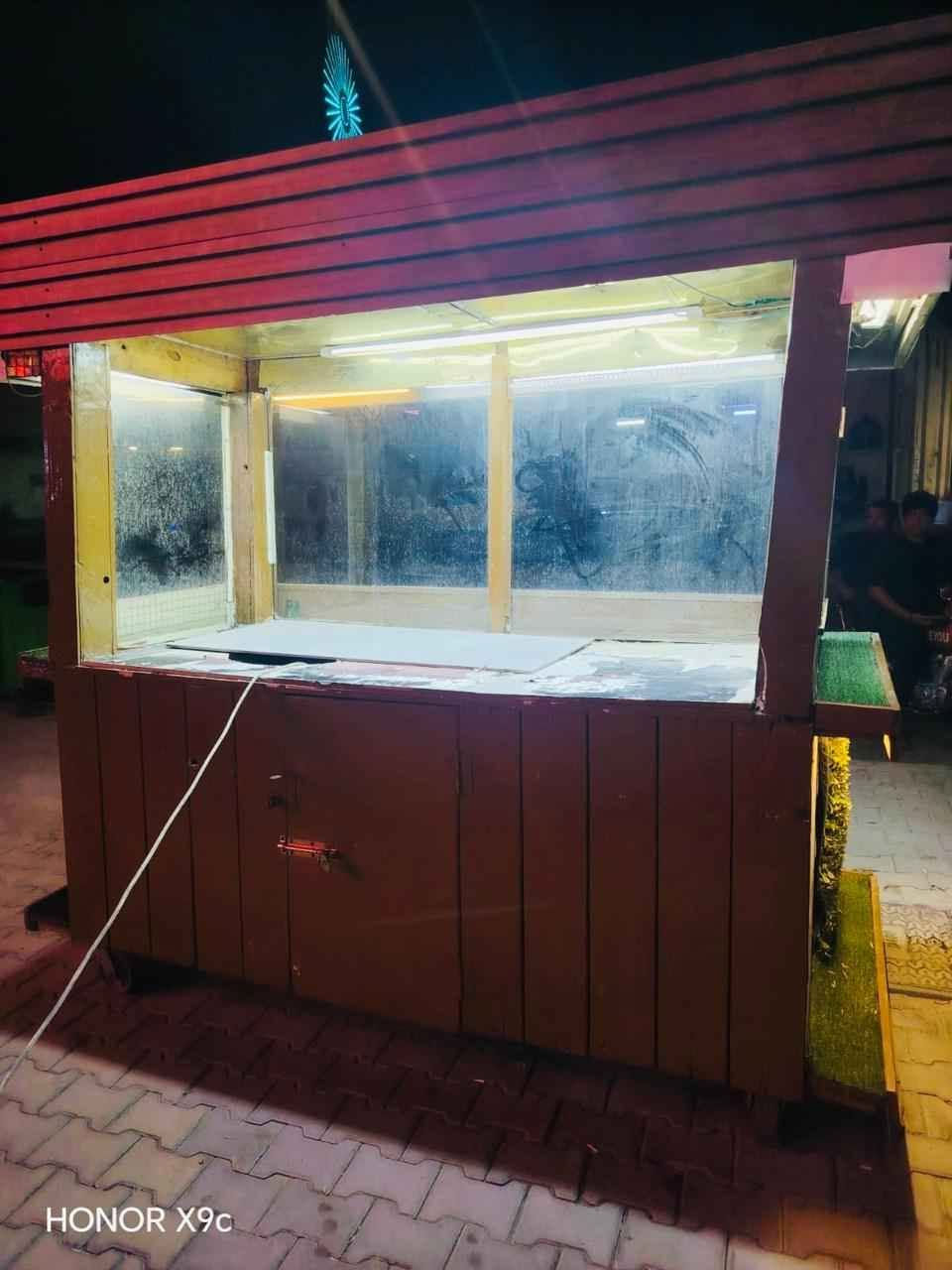سلام عليكم كشك للبيع طوله 2 متر والعرض 1 متر كهرباء شغاله الكشك نضيف ويرهم الكلشي السعر 550 وبيها مجال بسيط مكان العماره الكورنيش السريه للاستفسار *********** عمارة, ميسان

نص مكتوب في الصور:
- HONOR X9c