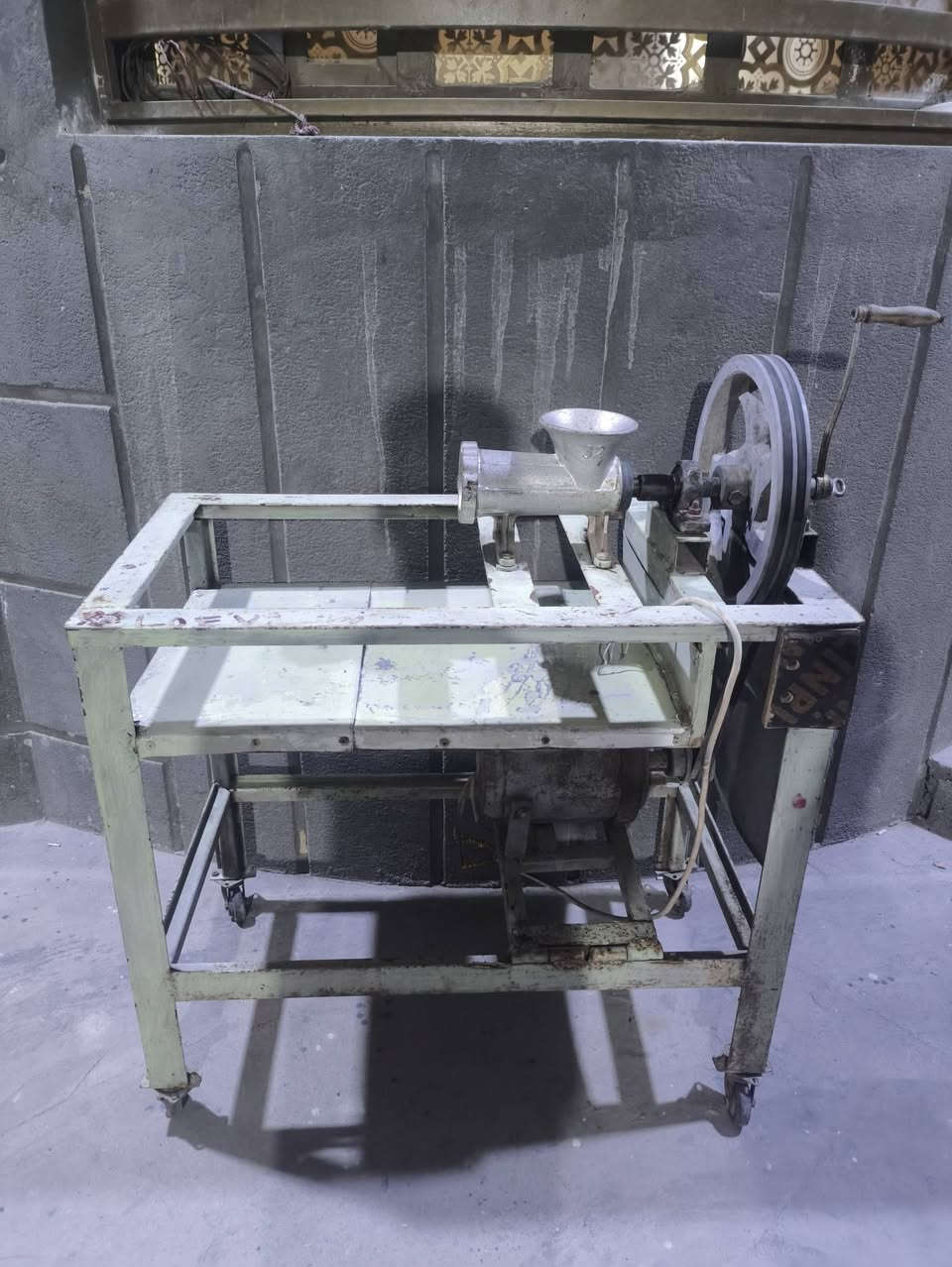 سلام عليكم موجود لبيع مثرامه يدويه وتصير بل كهرباء بيهه ماطور السعر 225 وبيهه مجال رقم التواصل  780 286 0005

