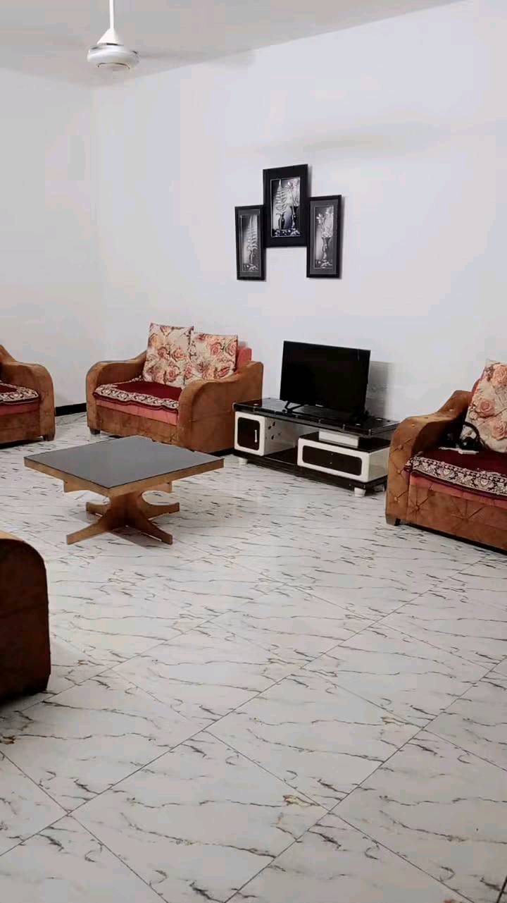 بيت للبيع جسر ديالى منطقة الاعريفيه 
مساحه البيت ٢٤٠متر
طرمه وحديقه وخمام خارجي
غرفتين نوم
استقبال 
مطبخ
وصاله ومنور وره البيت 
سطح شتايكر كامل بناء طابوق
الاستفسار خاص