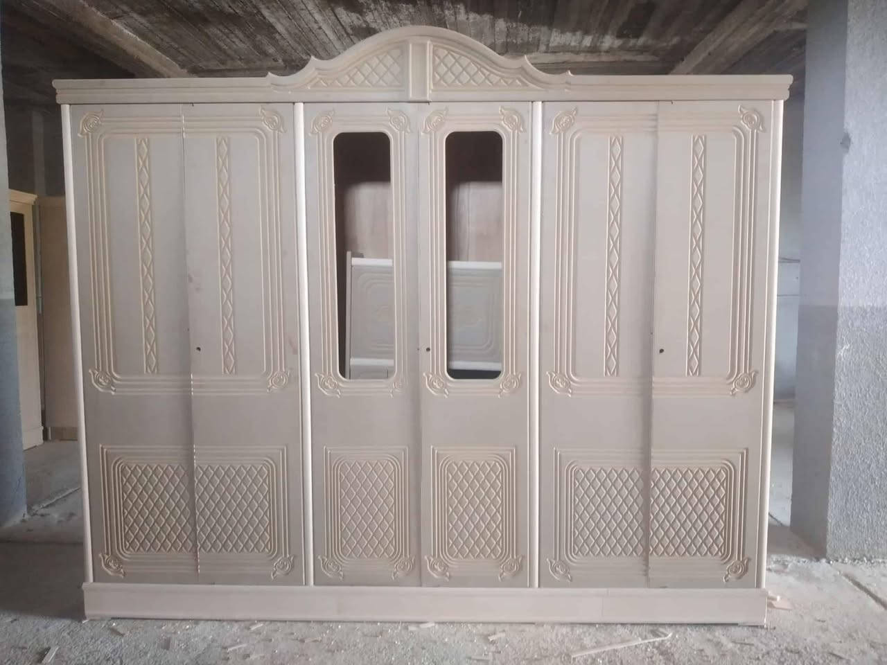 السلام عليكم اخوان اني عندي معمل نجارة اشتغل غرف نوم شغل نظيف درجة أولى ابيع عظم حسب الطلب حاليا عندي 11 غرفة موديلين ناشر نموذج الهن داخل البوست مصبوغات  الي حاب يشتري   يتواصل   وياي واتساب ***********
