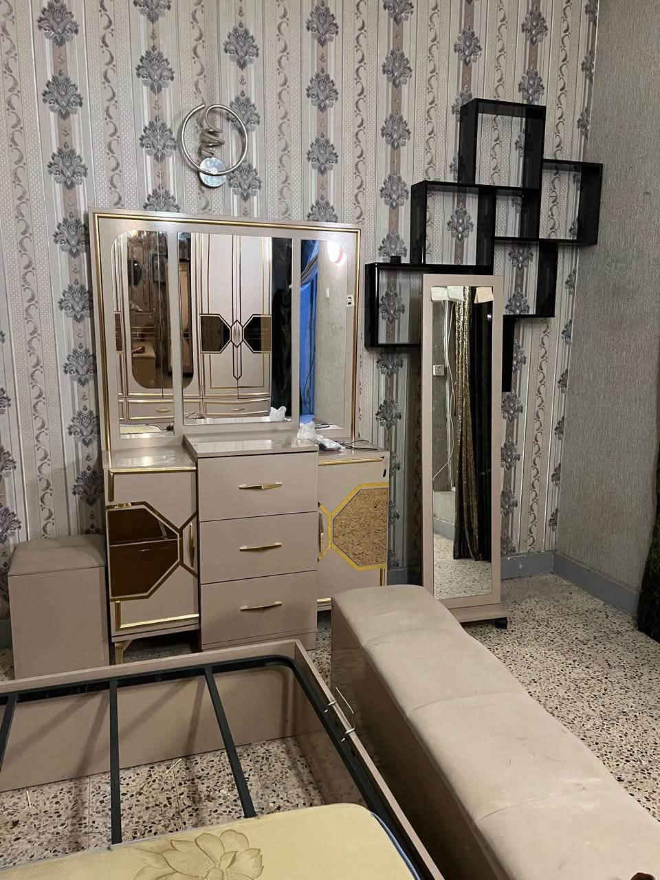 �
🛏️ غرفة نوم كاملة للبيع

للبيع غرفة نوم كاملة وبحالة ممتازة جداً، مستخدمة فقط 5 أشهر وكأنها جديدة، وما بيها أي عيب.

تفاصيل الغرفة:

* 🪞 جرباية كونتر 8 أبواب بتصميم أنيق ومرايات.
* 🛏️ تخت جرباية مع الهيدبورد كامل.
* 🗄️ 2 ميزات جانبية يم راس الجرباية.
* 💄 ميز تواليت كامل مع المراية ودرج للتخزين.
* 🪞 مراية طويلة.
* اللون: بيج / أوف وايت مع تفاصيل ذهبية راقية.
* الحالة: مستعملة 5 أشهر فقط، نظيفة جداً وما بيها أي عيب.
* البيع كامل فقط، مو تفريد.

💰 السعر: 800 ألف دينار
بيها مجال للجاد بالشراء
