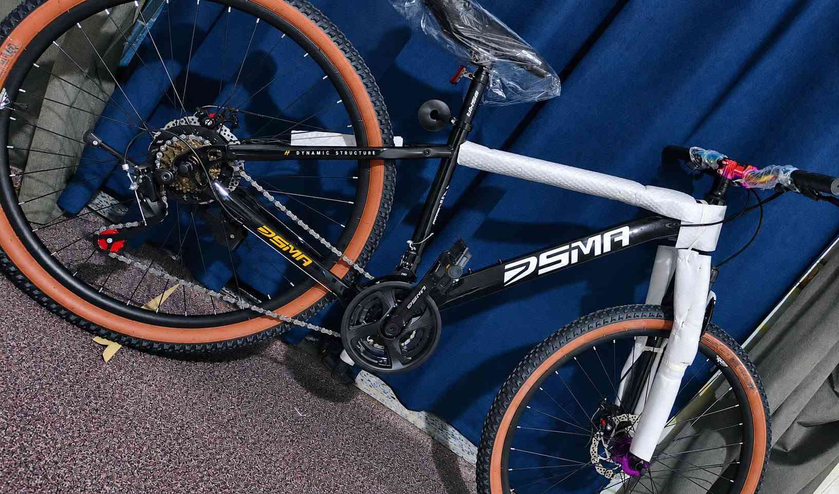 رجع اتوفر باسكل جبلي🚲 ماركة DSMA🇧🇷🖤
الحجم: 27.5🚲
المواصفات🇧🇷:  دبل امامي بريكات دسك امامي خلفي سستيم كير ومكينه تبديل سرع 7 خلفي 3 امامي ستيرن سبع الوان بطيخة رياضي بولبرن الون اسود🖤🚲 
معه هدايه قفل.. ويه جاملاغات اصليه.. وفسفورات بليويل اصليه🎁
الباسكل جديد ما مستخدم ابد بعده بجيس شخط مابيه 🖤
المكان السماوه يوجد توصيل كافة محافضات العراق🇮🇶
السعر خاص👌🏻
للتواصل ماسنجر... واتساب ***********💚
شراي حياك الله عيوني انطيهن الك
