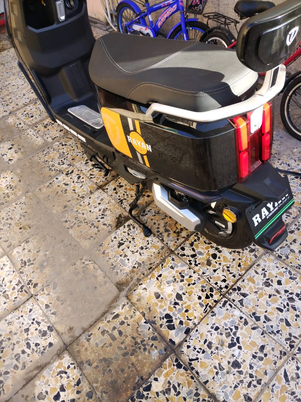 للبيع دراجة شحن الريان مستخدمة ثلاث اشهر بس يراد دبديل بطاريات منو يدفع سعر زين ابيع
وين مكان الدراجة بالضبط حتى المشترين يعرفون شلون يشوفوها ويستلموها؟: 
بغداد حي العامل شارع 30 محله 805 
السعر نهائي لو بيه مجال للمساومة؟ وإذا بيه مجال شكد أقل رقم تقبل بيه؟: 
يدفع سعر زين 