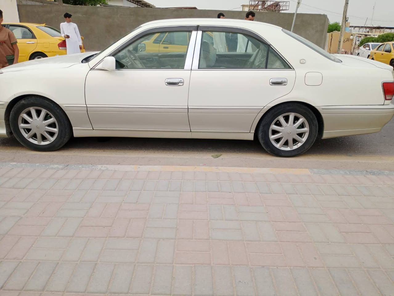 تحية طيبة للجميع
للبيع تيوتا كروان ملكة مديل “2001  
انا عسكري اداوم مطر بغداد الدولي حاليا السياره  عندي بالدوام اذا عندك سياره نرهم مراوس 
مواصفاتها السياره

✅ اصل كرستال 

✅مكينه ديفور الجبير   

✅شاصي 75

✅3دكم  

✅ستيرن كهرباء

✅كشن كهرباء

✅تحكمات خلفية 

✅جام كهرباء 

✅ويل نجمة 

✅تخم تاير جديد  
 

✅سبير + عده كاملة 

✅تبريد ثلج سلبت 
مشروع وطني رقم بصرة انكليزي بسمي ا 
للاتصال على الرقم ما اتواجد على اتصال راسل على الواتساب وارد عليك ادز لك التفاصيل وادز لك الصور مع العلم السياره بها سونار  ***********
