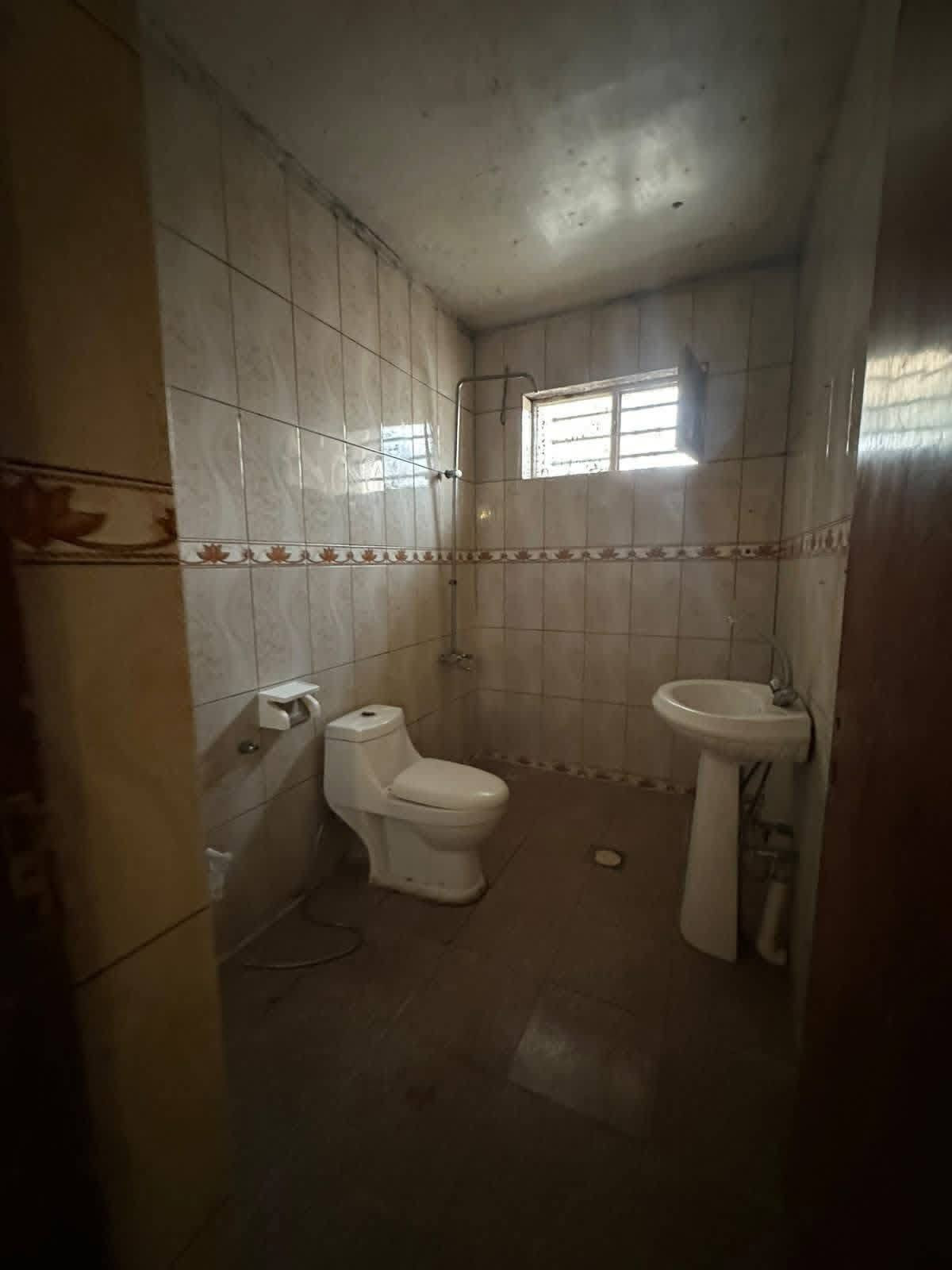 🏠 للإيجار في السيدية

📐 المساحة: 200 متر

🚗 كراج + مدخلين

🛏️ 4 غرف نوم مع سويتات

🛋️ صالة

مطبخ في الطابقين

📍 الموقع: السيدية – مربع الـ400

💰 الإيجار: مليون و250 ألف دينار

🤝 قابل للتفاوض

📞 للاستفسار والتفاصيل:

***********
