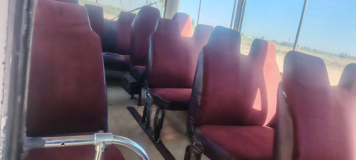السلام عليكم كوستر للبيع مكينه وكير كاز بلاد سياره مكانه حله مدوشمه سياره نضيفه سعر ٤ وبيها مجال الشراي يتصل ***********
