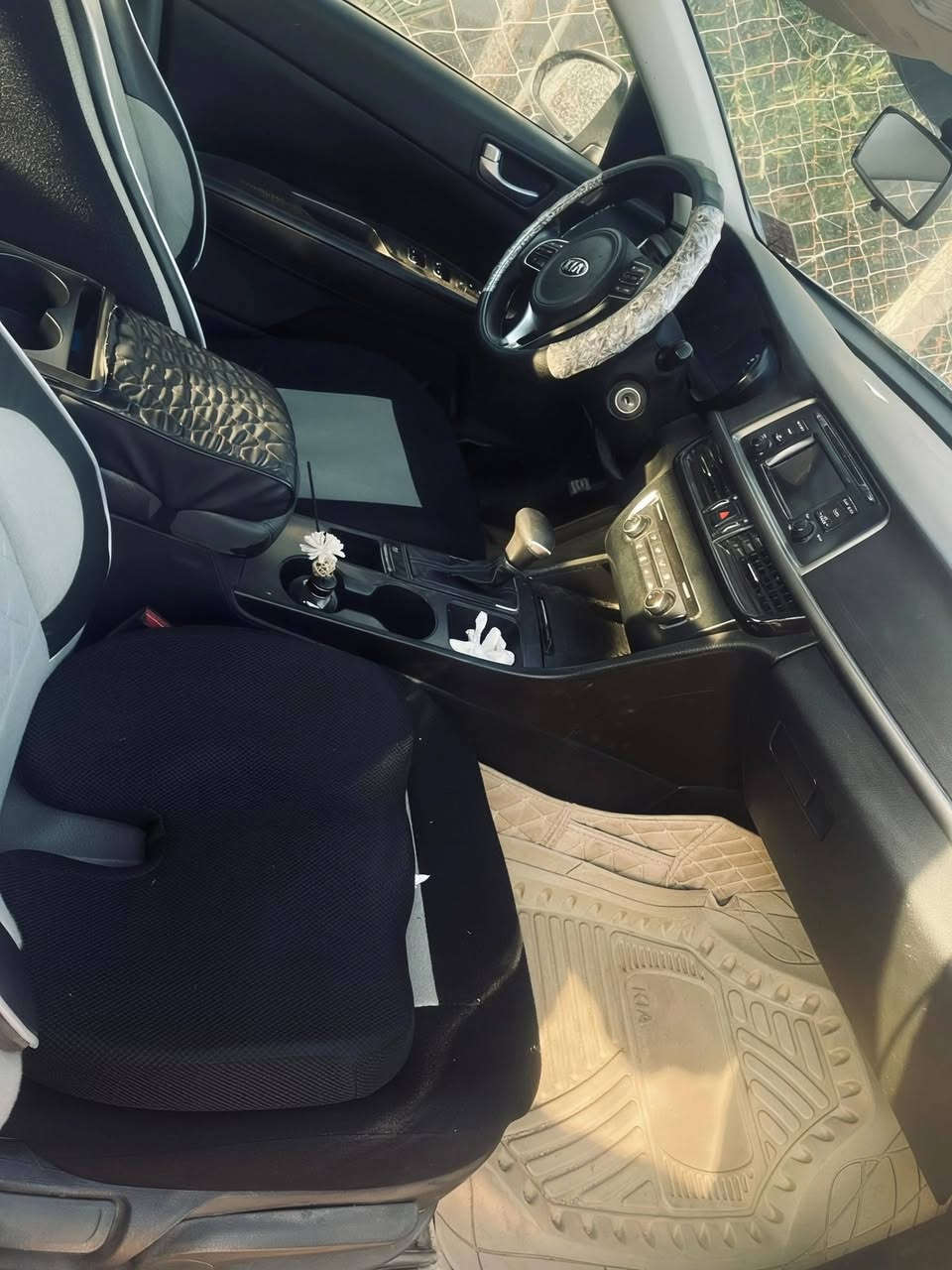 السلام عليكم
اوبتيما ١٦  امريكي ٢٤٠٠ 
حادثها موضح بالصورة 
سنوية لل٢٧ بأسمي تحويل مباشر 
سيارة خير من الله حدادية ٩٠٪ 
كير ومحرك كفالة 
باتري جديد 
سيارة جاهزة ماتخسر عليها كلشي 

السعر ١١٠ 

مكاني  ديوانية التواصل واتساب فقط ***********
