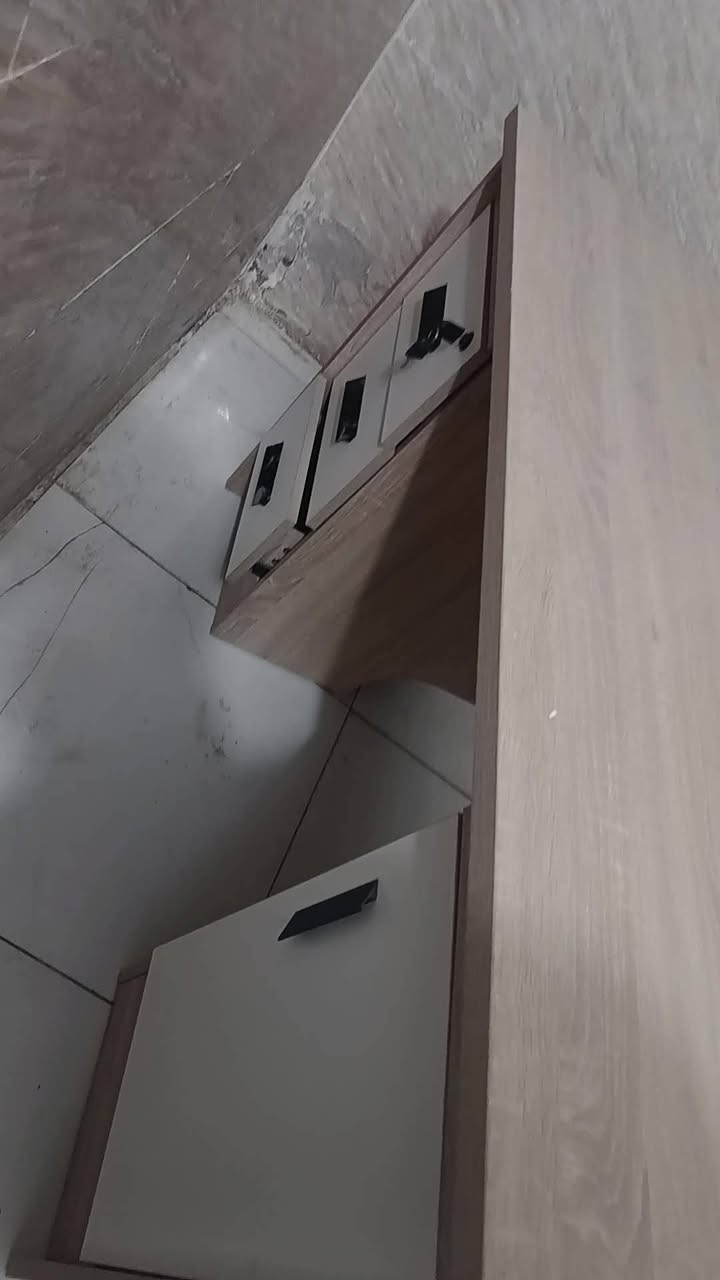 سلام عليكم ميز للبيع مالت مكاتب طول متر وكسور السعر 175 وبيه مجال ***********
@إشارة
