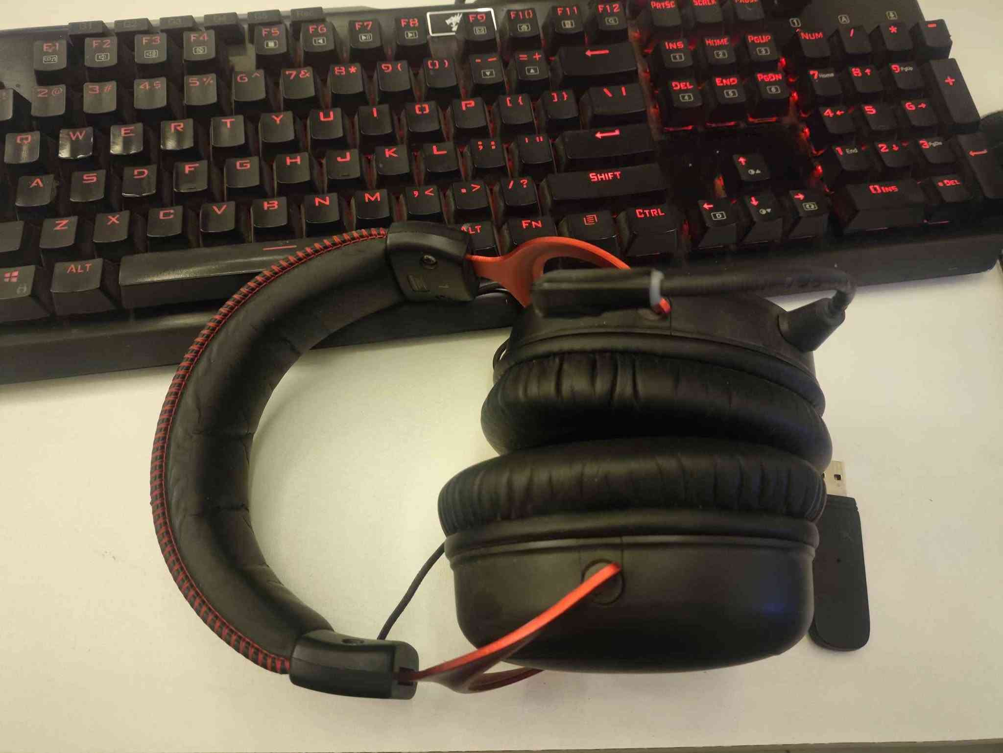 تجميعة للبيع ( كيس + شاشة + ups + headset )
case:
Intel i7-12700 
ALSEYE M240 Plus Liquid Cooler 
gigabyte z690 ud ddr4 
16gb ddr4 
rtx 3080 zotac gaming 
samsung m.2 980 pro 2tb 
ssd 2tb 
Hdd 1tb 
fsp hydro pro 800w bronze

monitor: aorus cv27q
27inch 2k/165hz
بيها اثر مال جكارة موضح بالصورة صغير بس ممأثر ع البكسلات عادي يشتغلن

ups: 2000 zeus offline

headset: HyperX Cloud II Wireless 

السعر 2 مليون كاملة
مكاني بغداد
*********** بغداد, العراق
