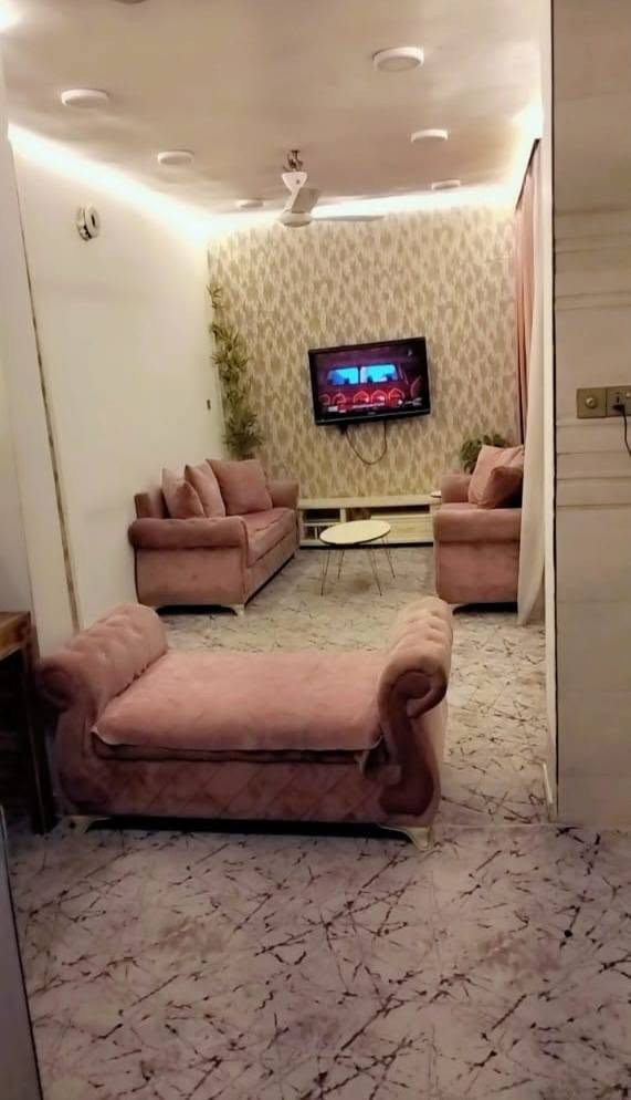 🏡🔥 بيت للبيع – 65 متر طابقين 
📍 البلديات – ضياء الحلفي – المربع الذهبي

✨ بيت نظيف ومرتب وجاهز للسكن، يتميز بجودة البناء وموقعه الهادئ والمميز.
━━━━━━━━━━━━━━
🏠 مواصفات البيت:
▪️ مساحة 65 متر – طابقين، بناء جيد ونظافة ممتازة وجاهز للسكن، شارع 12 متر وتبليط كامل.

🏙️ مميزات الموقع:
▪️ قريب جداً من الشارع العام والشارع التجاري، المدارس والأسواق وجميع الخدمات على بُعد دقائق، ضمن أفضل مواقع المربع الذهبي والشارع هادئ ومرتب.
━━━━━━━━━━━━━━
📜 سند 25 | طابو زراعي | إقرار محكمة

📞 ***********
📱 واتساب وماسنجر متوفر للتواصل والاستفسار

🏡 فرصة مميزة للسكن والاستثمار
