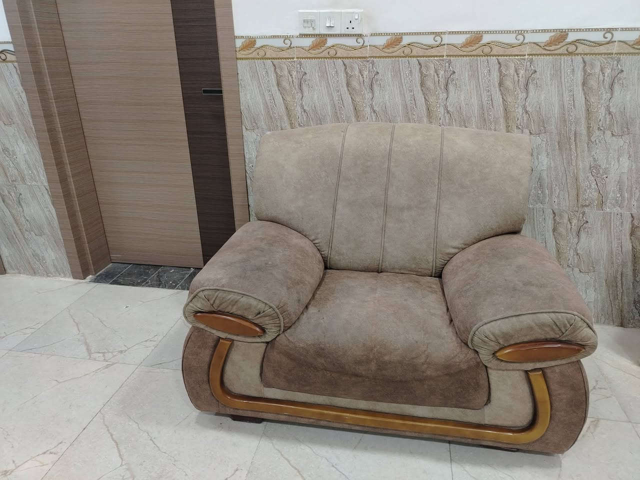 غرفة نوم ٦ابواب ب٦٠٠ الف كنتور صاج ٦ابواب طابقين ب٣٥٠الف
تخم ١٠ مقاعد ب٣٠٠ الف
قريوله حديد نفر ب٤٠ الف
دوشك ابو نفر سبرنك ب١٥ للتواصل الاتصال على الرقم ***********
