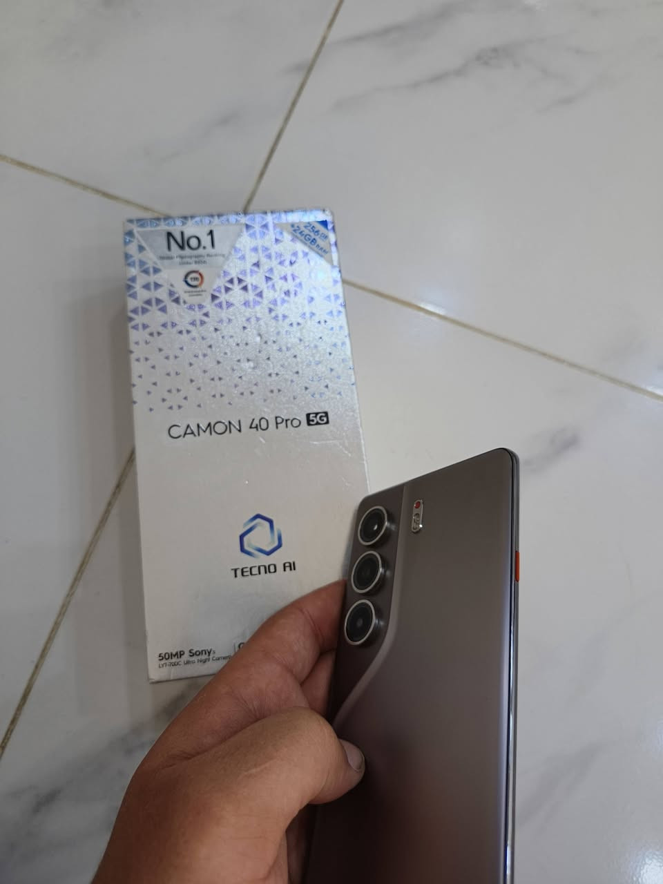 السلام عليكم...
جهاز للبيع، كامل ملحقات Tecno Camon 40 pro 5G
ذاكرة 256GB العشوائية 12GB.
بطارية 5200mAh.
شحن سريع جدا بشاحنته الأصلية 45W.
الجهاز جديد و إستخدامي الشخصي،سعر حلو كولش و باليحبه الله. 
*********** للإستفسار واتساب و على الرقم. ❤❤
