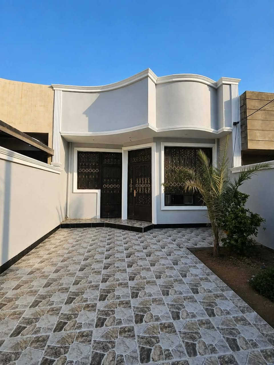 🏡 بيت للبيع – فرصة مميزة
بيت سكني بتصميم مودرن كلاسيك وواجهة أنيقة، مرتب وجاهز للسكن ✨

📍 الموقع: المفرق نهاية شارع العريض قرب جامع الشهداء
📐 المساحة: 150 متر
🛏️ عدد الغرف: استقبال+مطبخ+صاله+غرفة نوم في الطابق الأول+منور +ترك+ وغرفةفي الطابق الثاني 
🚿 عدد الحمامات: 2
🏠 عدد الطوابق:طابق ونصف__________
💰 السعر: __130وبي مجال
•
والاستفسار.⬅️***********
