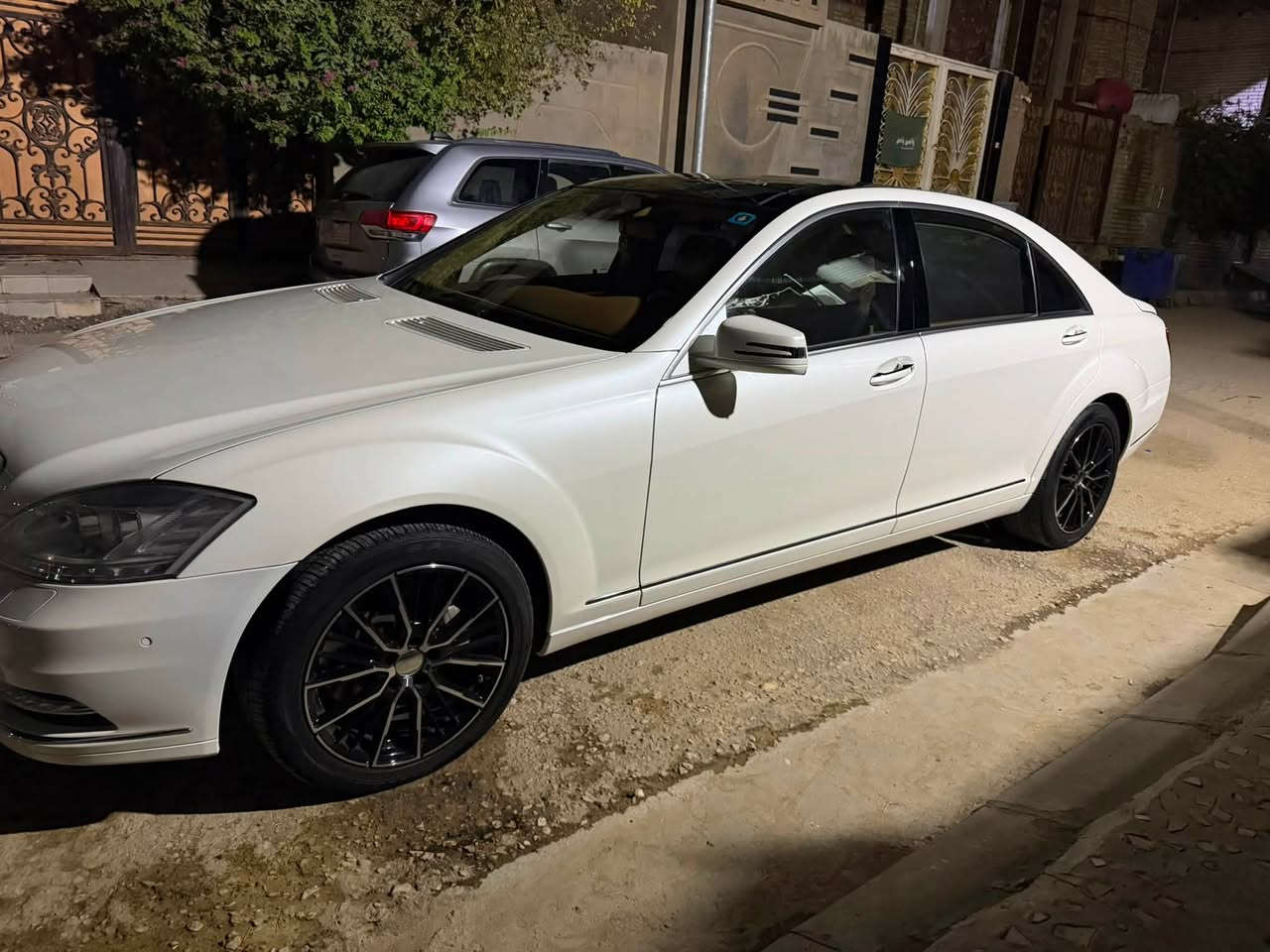 مارسدس / 550s لارج باب طويل
وارد الماني 

موديل 2010 تكمه وسنويه / فول فول مواصفات

🟩 السعر  اتصل او دز رساله وشلع عيوني 

لون أبيض

تخم تاير جديد قبل سبوع شادهن

(السياره رقم بغداد دولي هزه وبراد كله جديد قبل يومين كملتها) سياره سمي مباشر

شرط التحويل 

... مواصفات السياره ...

محرك 8 سلندر المرغوب حجم 550

بنزين
مساج شغال

كير أوتو تعليك

بانوراما 

جكات

ناضور ليلي

بصمه

أبواب شفط

جنطه شفط

ثلاجه بالجكمجه

سايد بريك بصمة تلفون ماوس

5 بردات كهرباء ستيرن كهرباء

تبريد ديوولت

 + تدفئة تبريد مقاعد

هتفونات الشركه مع الكتلوكات موجوده

داخل عسلي جديد بدون تلف

لايتات زنون داينمك

مري شفط وقلاب + أشاير

زراك لايت

مري عاكسة بچم لد بك لايت لد 

ماوس 3 وضعيات قيادة

خزن ميموري

سستم سماعات هارمن كاردون جي بي اس

حساسات امامي خلفية رادار مثبت سرعة

3 قطع تبريدانارة الداخل والدشبول متغير 

شاشة متحركة

تصعد الجام وتنزله عن طريق الريمون 
جام بولو رايز بلادي 

(وبعد بيها هواي مواصفات)

السياره كفاله من البارد والصبغ والتبديل 

صفر مسج 

وشرط كشرها مال 2024ومنزل فديو بالمشور بي كلشي واظح

والسياره كامله ولكمال لله وشرط ترايهه من زاخو للفاو ، ستوه داخله هزه يعني بدون نقص

وبالعافيه ع الياخذها .. متتقارن بالمتعوب الجنايه يعرف شنو النظيف 

مكان السياره  وكربلاء /

سعر تصل او دز رساله شلع عيوني سبب عدم ذكر السعر اكو ناس متميز الجديد من المهجوم 

***********

رقم ***********
