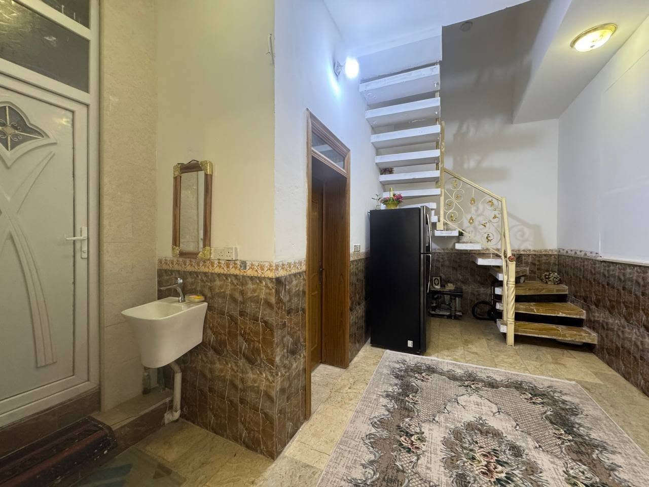 🏡 بيت للبيع - كربلاء | حي السلام الثانية
​فرصة مميزة لتملك منزل في موقع استراتيجي وخدمي متكامل!
​تفاصيل العقار:
​المساحة: 100 متر مربع (ال أبعاد: 10×10 متر).
​عدد الطوابق: طابقين.
​الموقع: كربلاء - حي السلام الثانية، قرب مدرسة الشهيد جون، ومقابل مدارس العتبة (دار السلام)، ثاني بيت على ساحة.
​تصميم الطوابق:
​الطابق الأول:
​استقبال واسع
​صالة معيشة
​مطبخ
​غرفة نوم
​مجمع صحيات (داخلية وخارجية)
​الطابق الثاني:
​3 غرف نوم (إحداها جناح سوِيت)
​صحيات مشتركة
​📲 للاستفسار والتواصل: ***********
🏗️ علاء العقارات والمقاولات العامة (نستقبل كافة عروضكم العقارية
