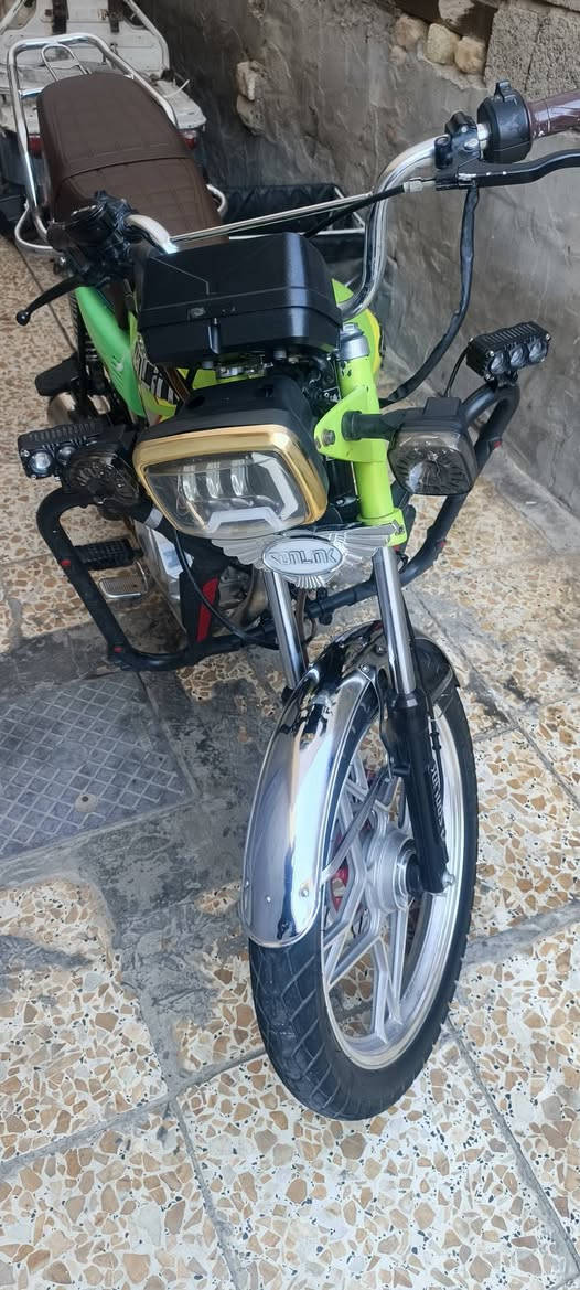 سلام عليكم دراجه سولك 200cc
دراجه نضيفه اي نقوص مابيه 
سلف هندر شغال كهربايات شغاله 
دراجه مامفتوحه ولا متعوبه 
بيه نقص بس دواسات مال راكب لوره 
سعر 675وبيه مجال بصيط 
مكاني بغداد الغزاليه رقمي 
***********
