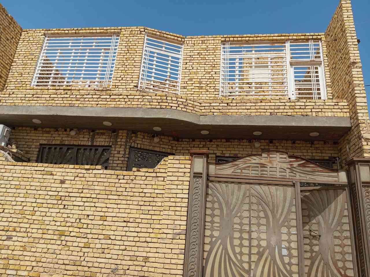 سلام عليكم.
بيت للبيع ....طابقين
 واجهيه 10م
مساحه 100م. مربع بطن ركن شارع 15
العنوان .حي الموظفين 8000
البيت يحتوي على استقبال .مطبخ .غرفه نوم.صاله .صحيات. طابق ارضي
طابق ثاني.غرفه نوم .صاله.صحيات .///استقبال .مطبخ. بناء  السقف  خدمات ماء. تبليط .مجاري.. علما مطلوب اسكان.......
***********@
