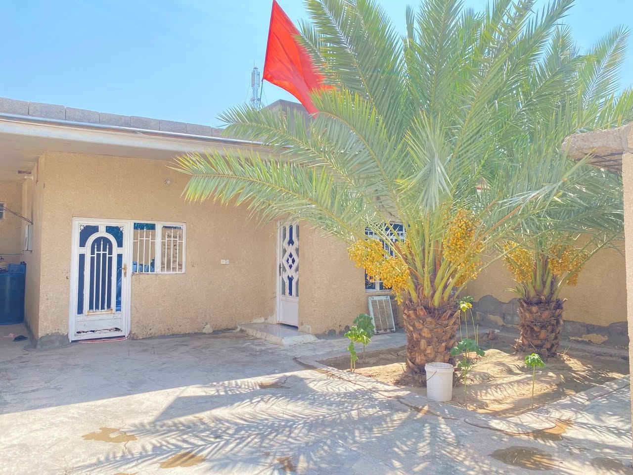 السلام عليكم ورحمة الله وبركاته
بيت للبيع مساحه 300 مع قطعه 200 متر 
الاستقبال 6 ونص في 4 
مطبخ 5 في 4 
صاله 8 في 4
غرف نوم 2 / 5 في 4 
ترك الخلفي بي مخزن وصحيات 
الموقع واسط الكوت منطقه البدريه قرب سيطره البسروكيه 
السعر 40 مليون وبي مجال 
الاتصال ع الرقم 
*********** اثير  
*********** اسيا
