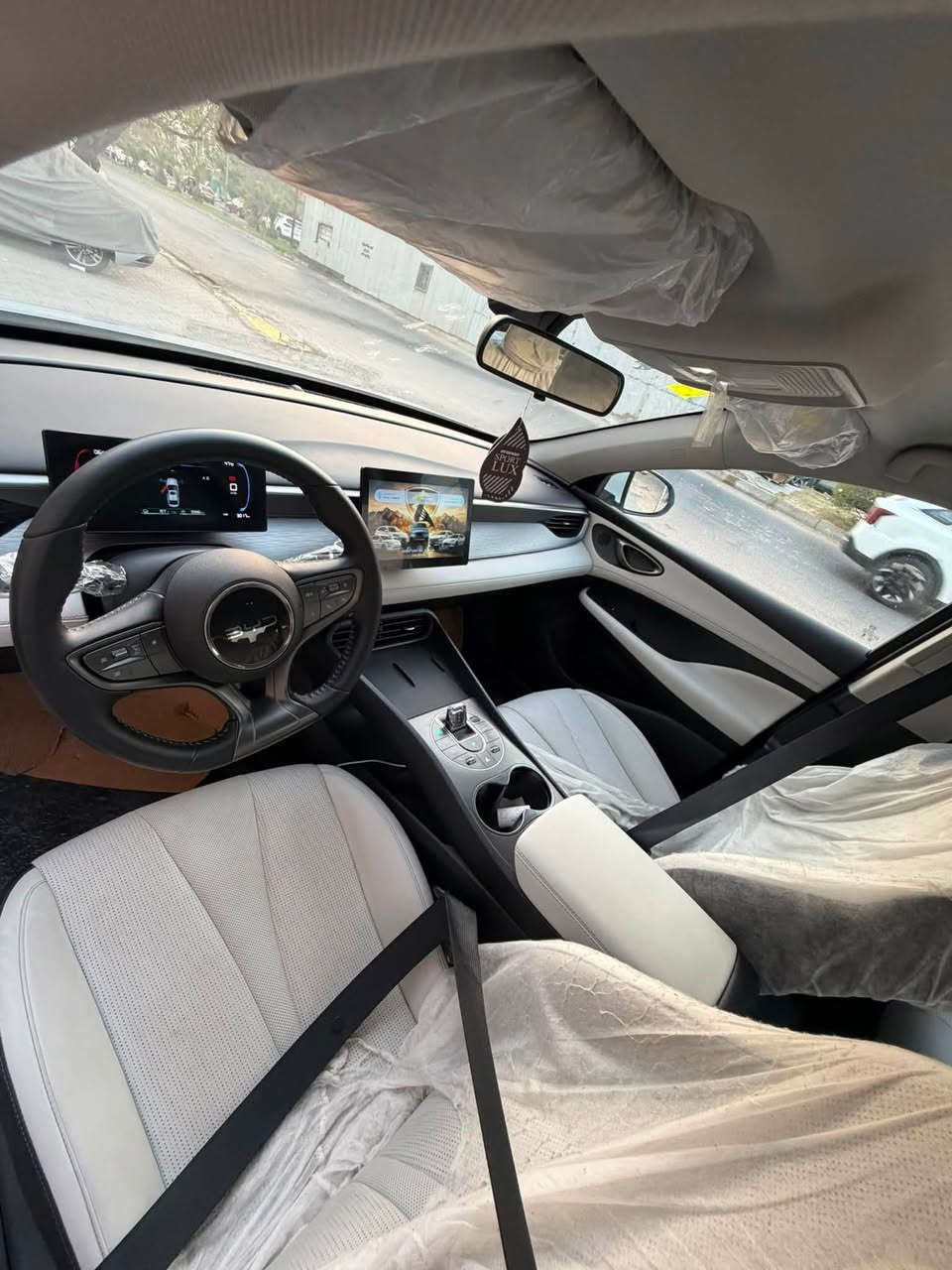 السلام عليكم
بي واي دي 2025 ماشيه 3000 المشي الكلي المكينه ماشي عليه 1300 بيهه رصعه ب البنيد و حده ب القماره ما تبين اله ب السونار  و الاشاره اليمنه بيهه ضعف ب الد الامامي و غير هاذا السياره مكفوله السعر 19350و بيهه مجال بصيط
***********
