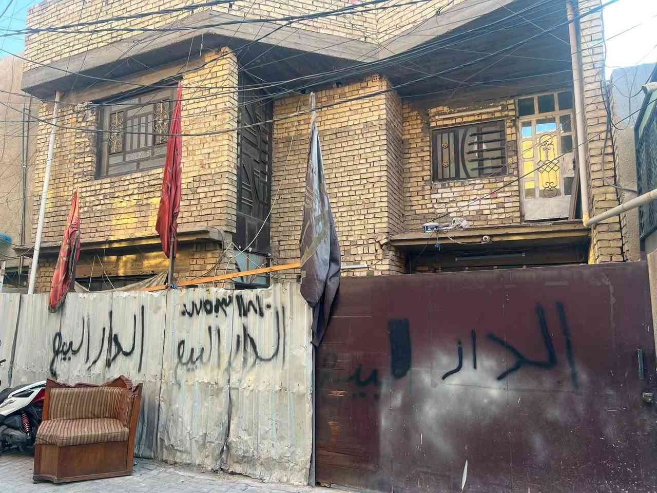 دار للبيع المساحة ١٣٠ الواجهة ١٠×١٠ الطابق الاول غرفة وصالة ومطبخ وحولي وصيحات وترك ع طول البيت والطابق الثاني ٣غرف وصحيات وحولي صغير  لبيت هيكل بعده السعر خاص لموقع قراب فران جوادين وقريب عل صبات  *********** وبي واتساب لشراي نتصل
