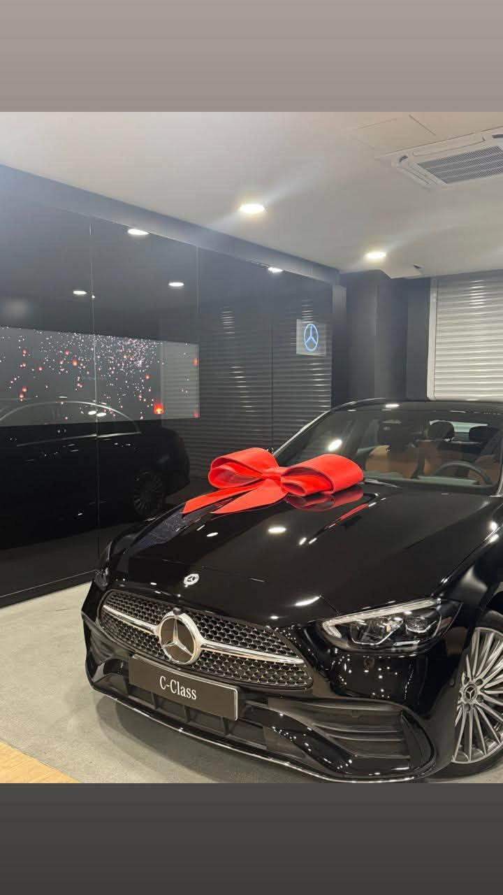 السلام عليكم

مرسيدس C200 AMG خليجي
وكالة العراق

السيارة ماشية 5000 كم
موديل 2025
السيارة خليجي وكالة MEC العراق

محرك 1500 تيربو 4 سلندر
السيارة فول مواصفات
شاشة عدادات رقمية
شاشة MBUX
Apple CarPlay / Android Auto
كاميرا خلفية
حساسات أمامية وخلفية
ونقطة عمياء و رادارات أمامية وخلفية
دخول ذكي على الأربع أبواب
فتحة سقف بانوراما
مقاعد جلد مع كهرباء
تدفئة للمقاعد الأمامية مع خاصية المساج
إنارة داخلية محيطية 64 لون
إضاءة LED
ويل حجم 19 تو سايز
السيارة رقم بغداد

والسيارة مغلفة PPF بالكامل من الخارج والداخل عند شركة جيوشيلد
والسيارة بحالة الوكالة

السعر 76,000,000 مليون دينار عراقي
وبيها مجال بسيط

مكان السيارة بغداد
للاستفسار الاتصال على الرقم
***********
عبدالرحمن
